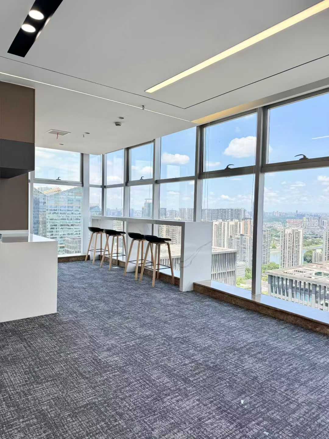 高新区天府三街甲级双面采光精装楼盘 528平方 6隔间60工位 看龙泉山 视野绝佳 香年广场办公室出租