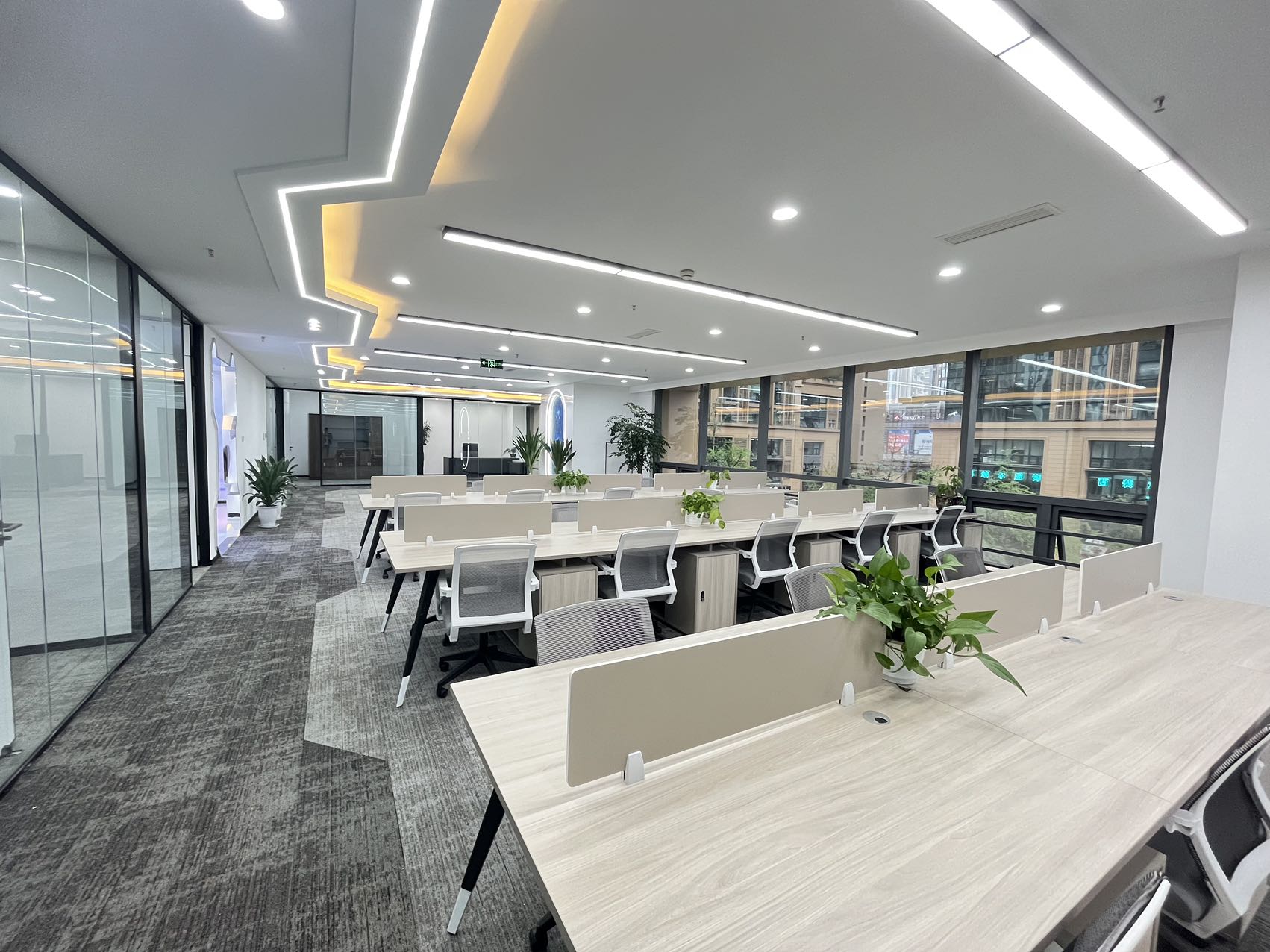 天府一街双面采光 前台星空顶时尚引领 按套出租 双面采光 5隔间40工位 近地铁 含家具 蜀都中心办公室出租