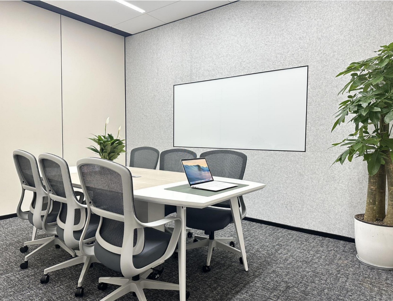 高新区三街 超甲24小时空调楼盘 270平 4隔间34工位内 精装带家具 双面采光 节能大厦办公室出租