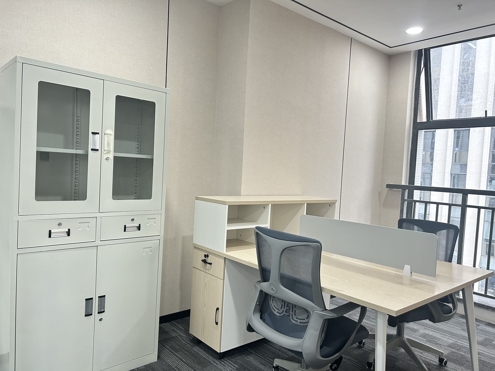 锦江区金石路地铁口 443平方 7隔间48工位 双面采光 无加时费 拎包入住 新希望中鼎国际办公室出租