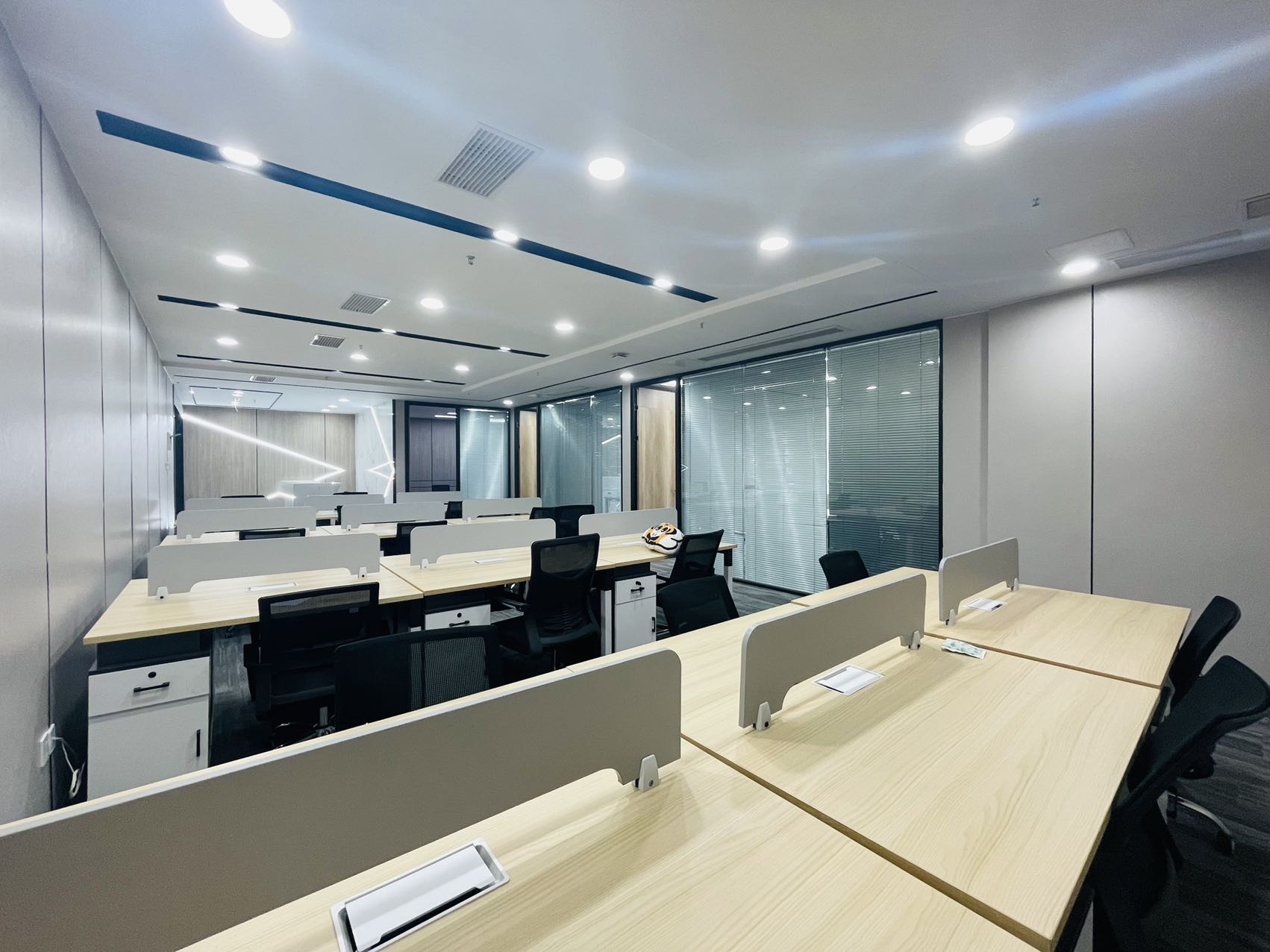 火车东站甲级楼盘 232平方 3隔间24工位 精装带家具 双地铁 交通方便 中环国际办公室出租