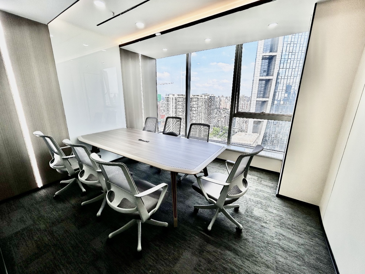 市中心东门大桥地铁口 按套出租 2隔间14工位 精装带家具 户型方正 东方广场办公室出租