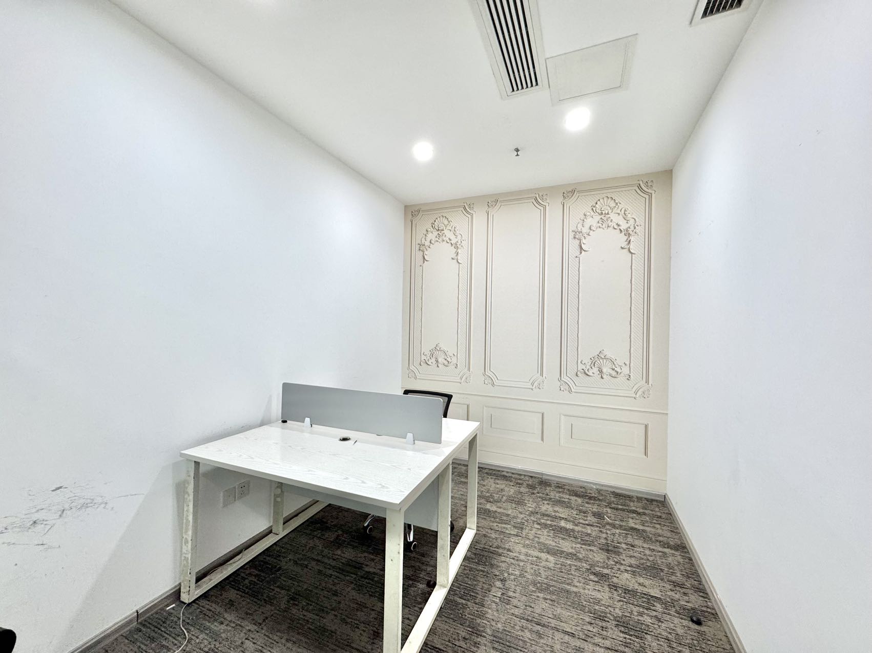 环球中心地铁口区 4隔间24工位 朝内带阳台 报价含物业费 环球中心办公室出租