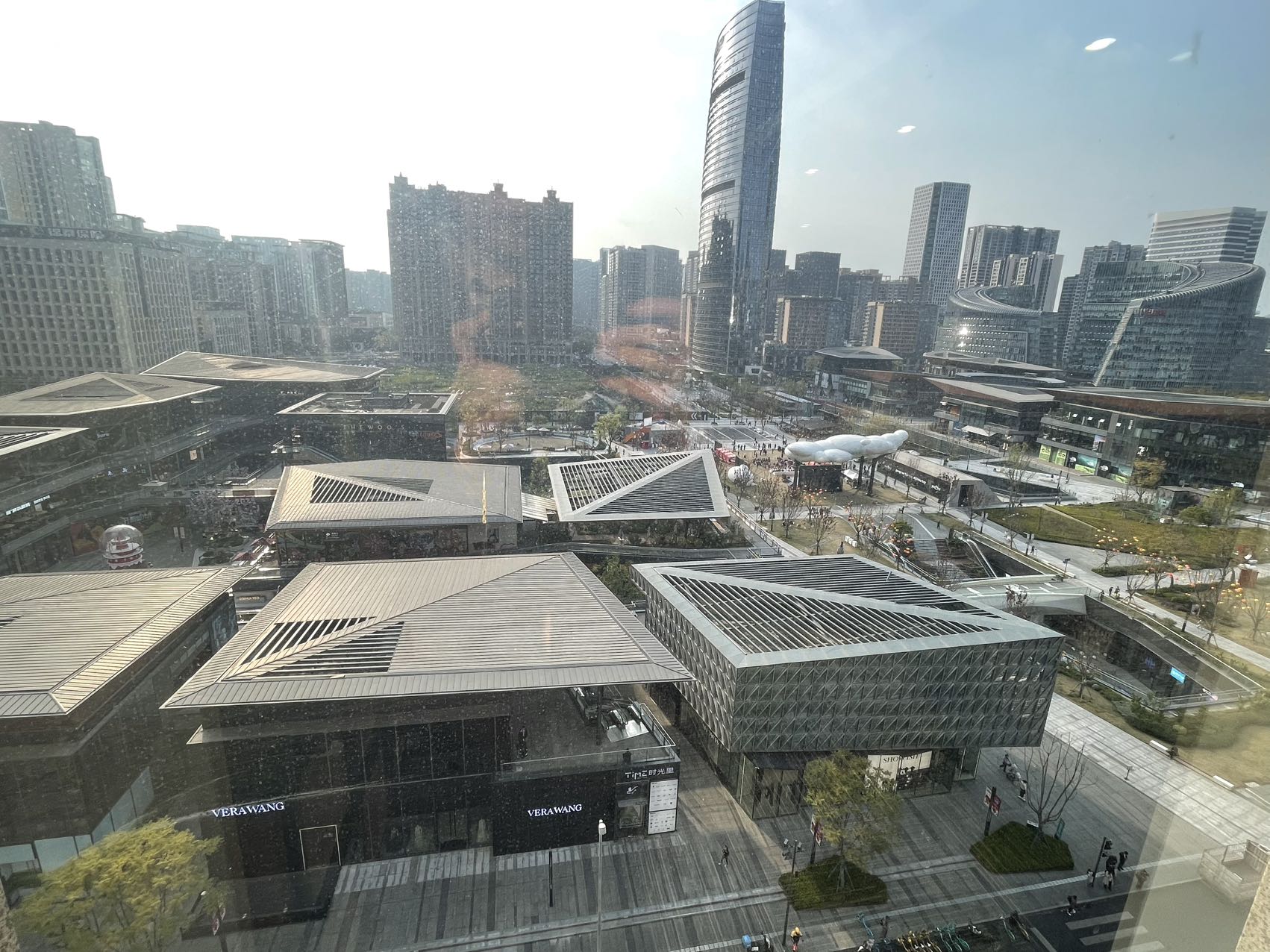 高新保利公园广场对面 电梯口 面积276平方 4隔间23-28工位 带家具 报价含物业费 首东置业办公室出租