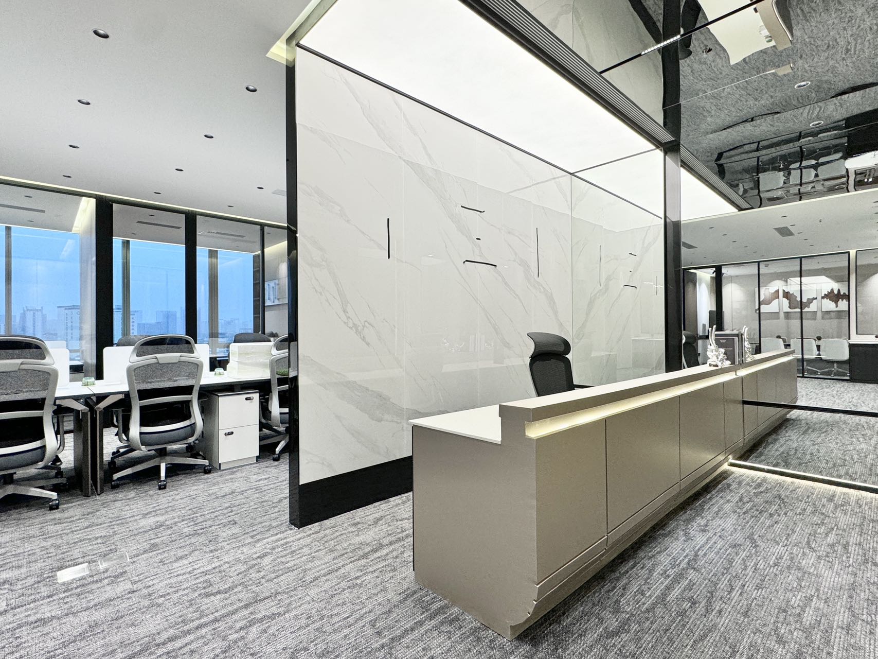 市中心东门大桥地铁口 5隔间22工位 紧邻春熙路 落地窗 视野采光巴适 时代8号办公室出租