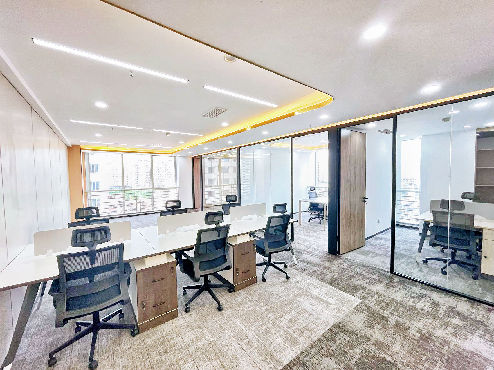 市中心东门大桥地铁口 套租户型 4隔间18工位 精装带家具双面采光 24小时我空调 东方广场办公室出租