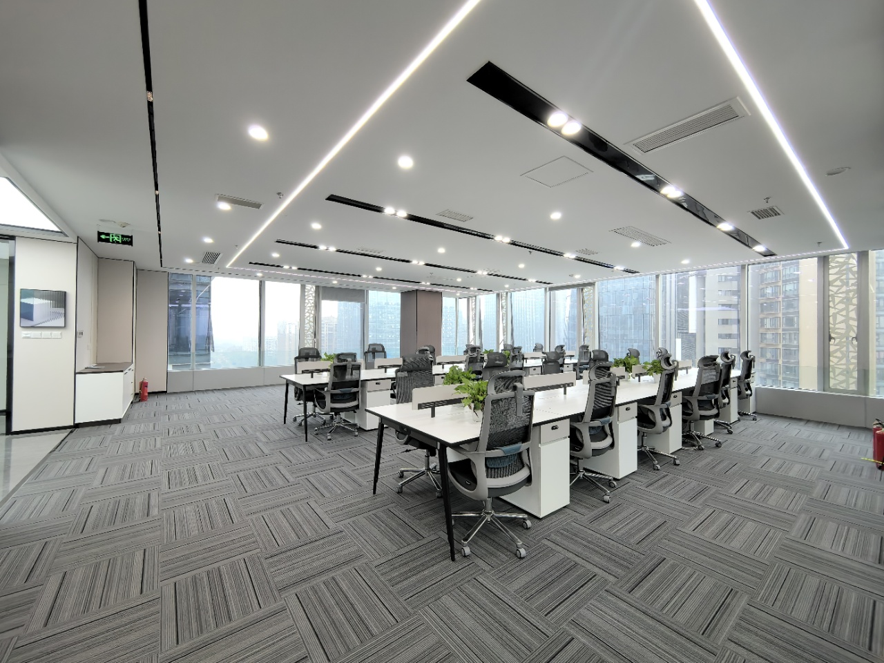 金融城甲级三面采光优质户型 308平方4隔间1会议室36工位 精装带家具 采光非常巴适 中航国际广场办公室出租