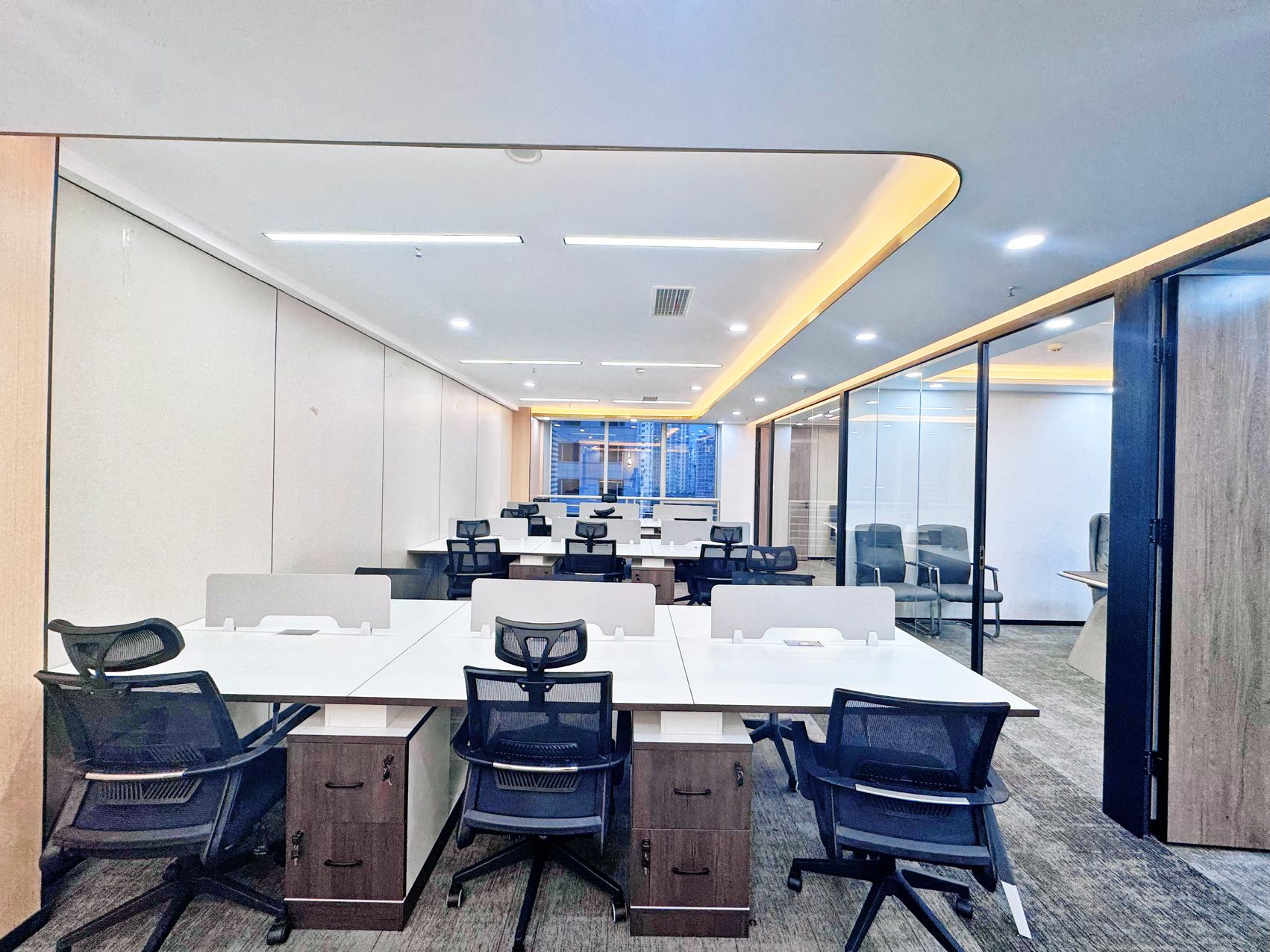 市中心东门大桥地铁口 套租户型 4隔间18工位 精装带家具双面采光 24小时我空调 东方广场办公室出租