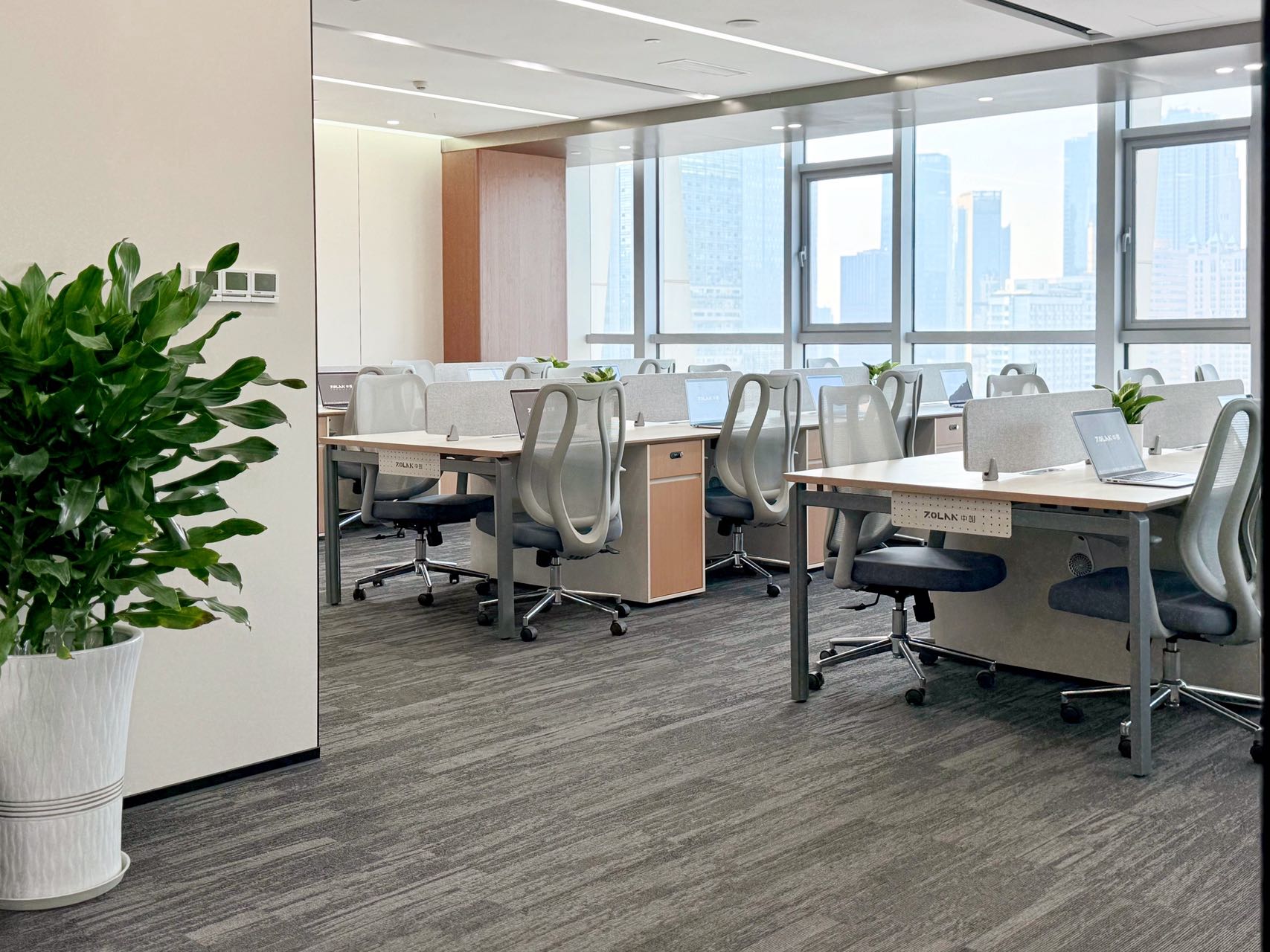 市中心市二医院地铁口精装现房 全套家具家私 356平 5隔间30工位 端头双面采光  中朗157数智大厦办公室出租