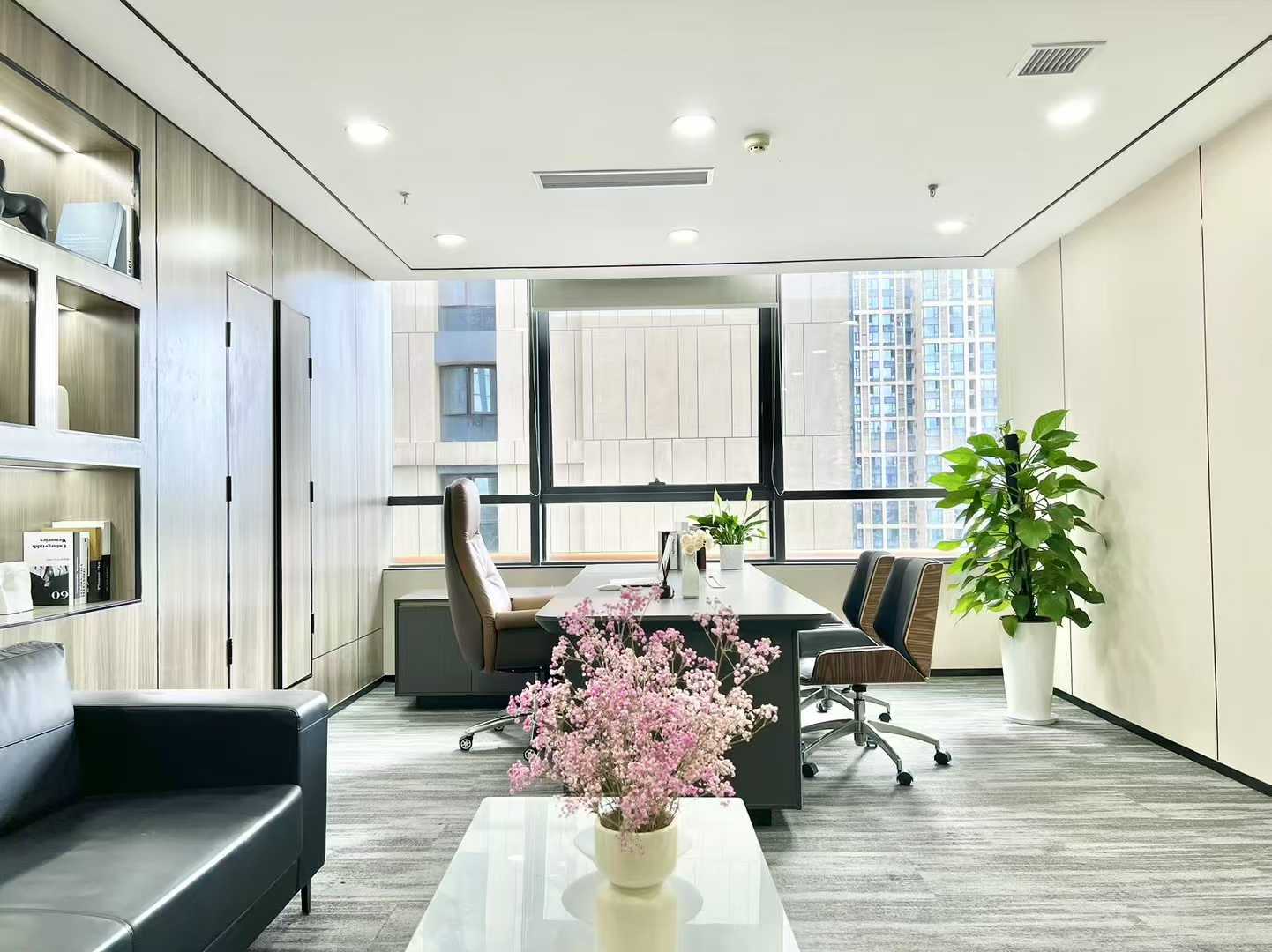 天府新区紧邻高新 带大露台 地铁口 正对电梯口 420平 7隔间20工位 所见如所得 蓝润置地广场办公室出租