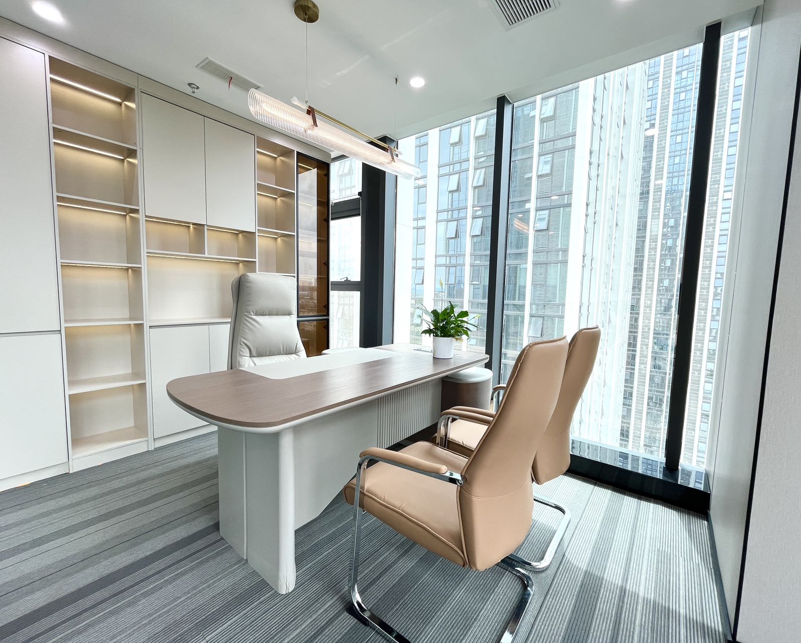 6号线张家寺地铁0距离 104平 2隔间8工位 创业办事处首选 双面采光 24小时空调 香榭国际办公室出租