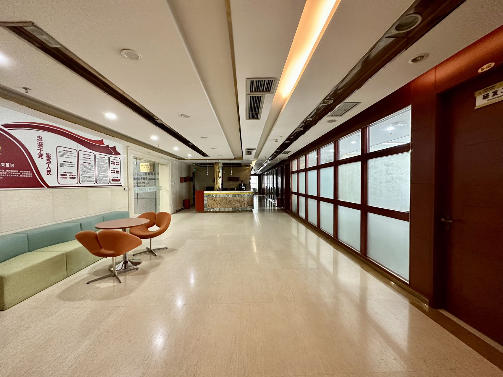 孵化园大气国企风 中式装修 半层出租 24小时空调 1000平方 20个隔间60工位  大气前台 中航国际交流中心办公室出租