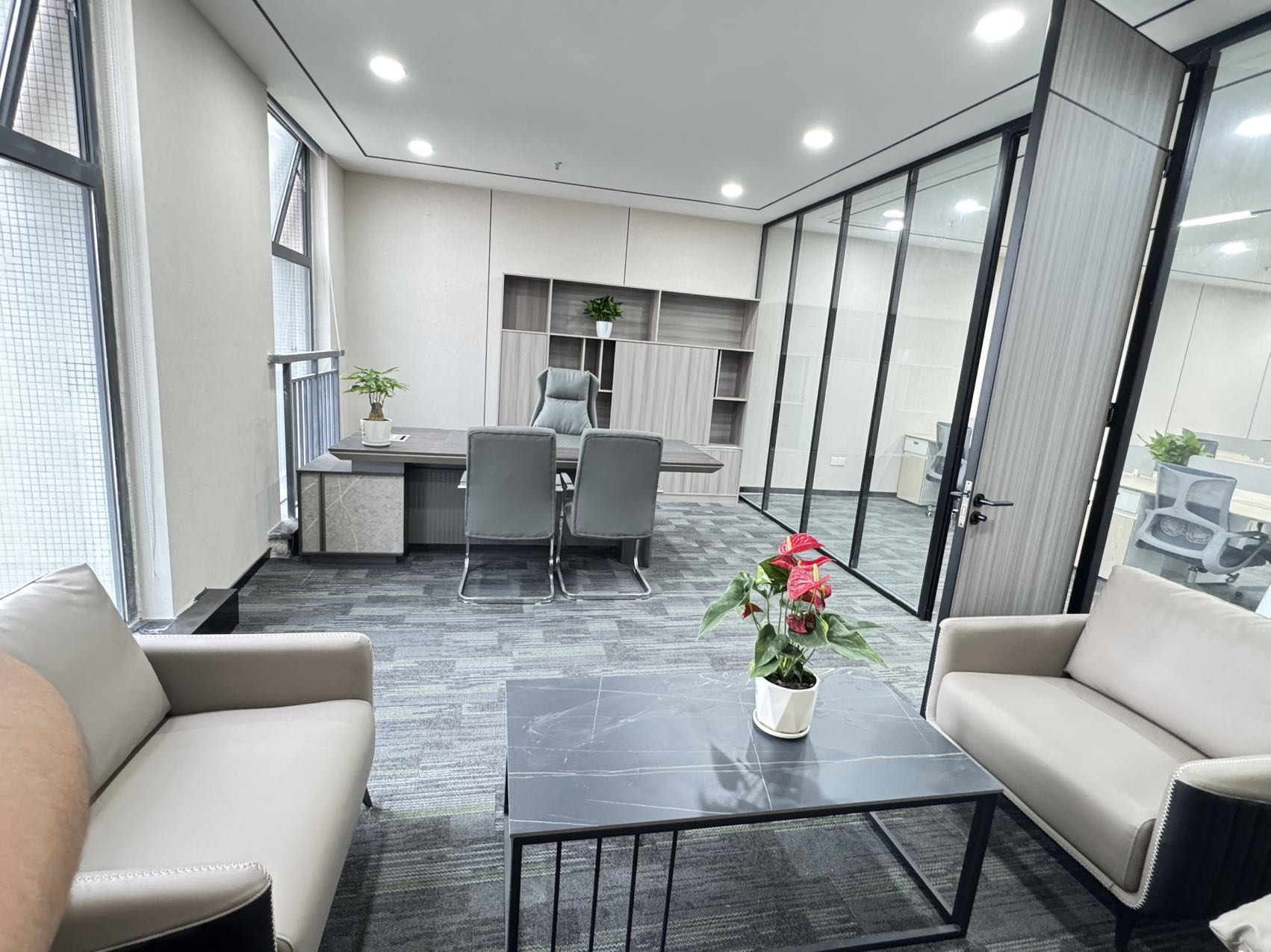 锦江区金石路地铁口 279平方 5隔间24工位 双面采光 无加时费 拎包入住 新希望中鼎国际办公室出租