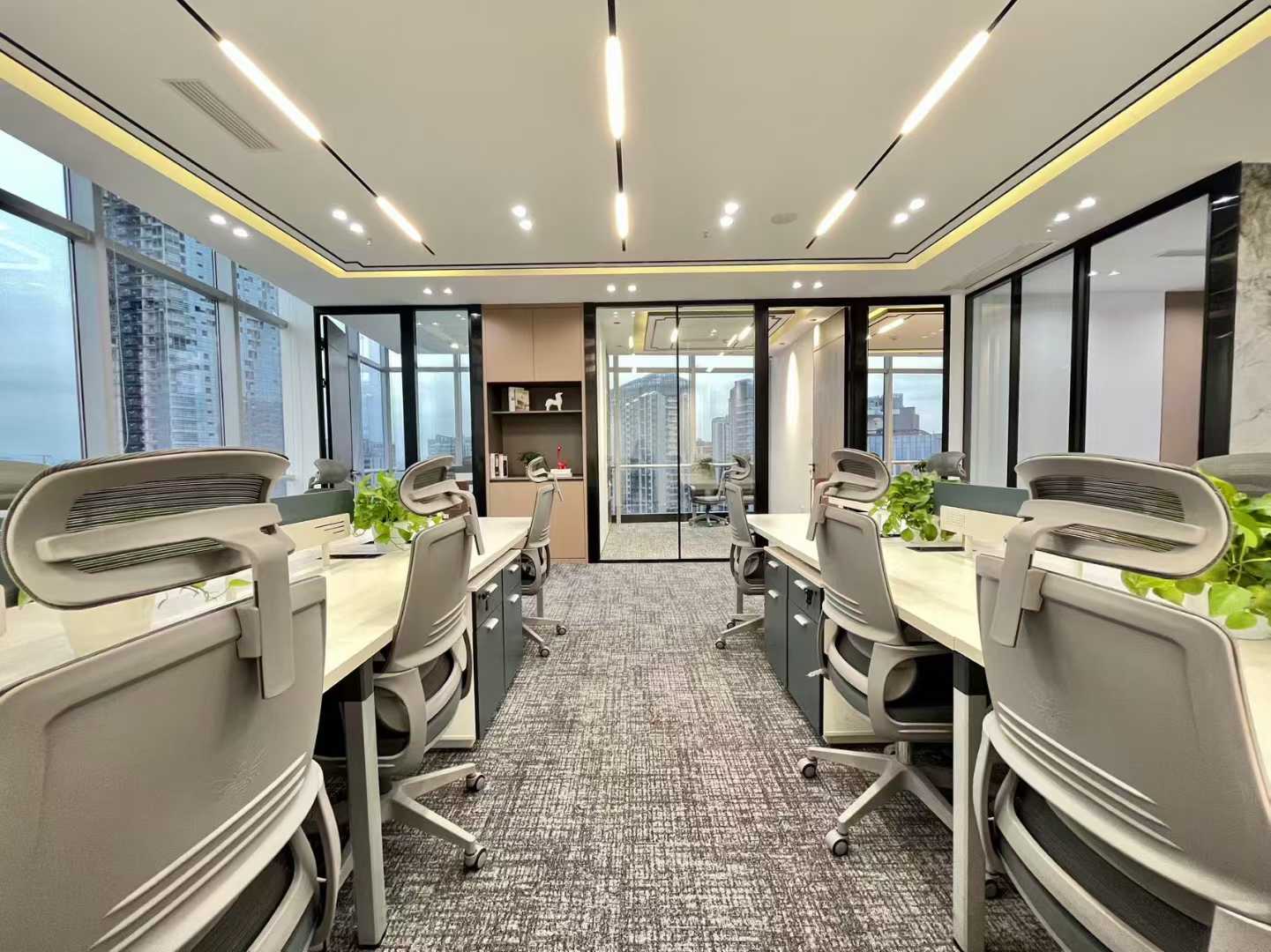 2号线洪河地铁三四百米 甲级楼盘 196平方 4隔间16工位 双面采光 精装带家具 视野非常巴适 绿地468锦峰办公室出租