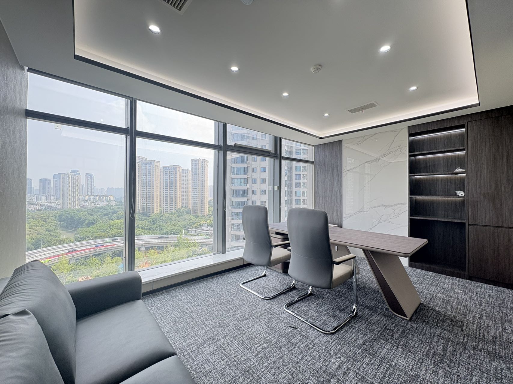 成华区杉板桥地铁四五百米 144平 3隔间12工位 视野无遮挡 户型方正 落地大玻璃 多弗国际办公室出租