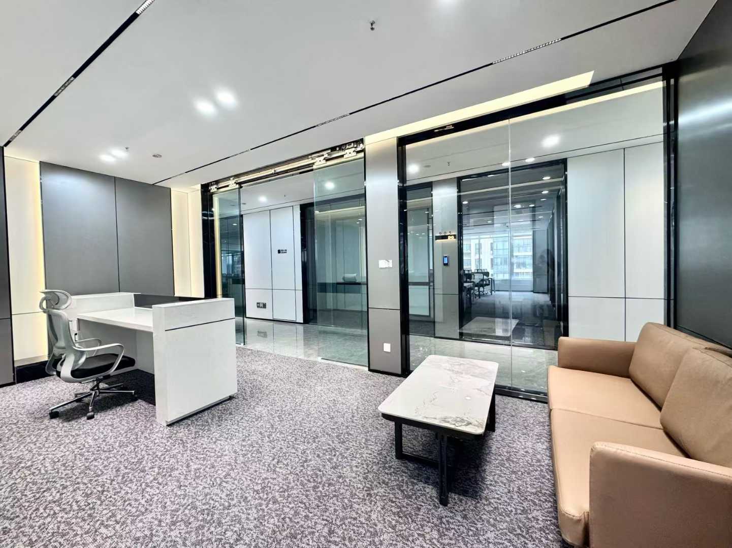 红牌楼广场地铁三四百米 264平方 5隔间12工位 24小时空调 大前台 带接待区 鼎冠中心办公室出租