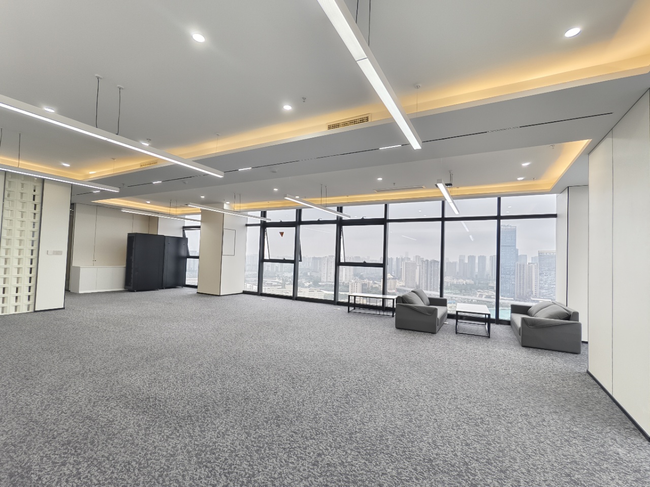 成华区8号线十里店地铁口 大面积出租 438平 7隔间40工位 双面采光 动静分区 正对电梯口 龙腾广场办公室出租