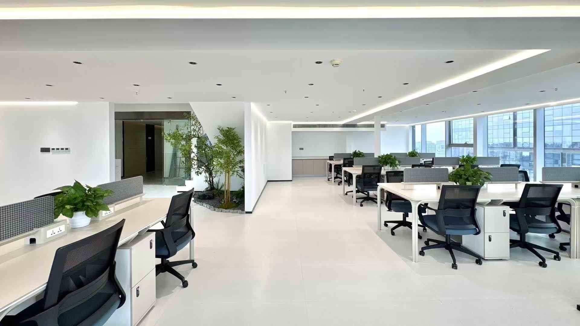 天府三街性价比楼盘 建面195平跃层户型 实得350平+ 24小时空调 7隔间50+工位 福年广场办公室出租