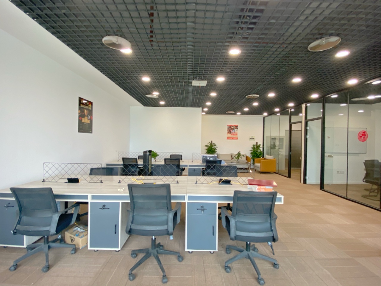 高新地铁三四百米 164平 3隔间15工位 按套含物业 近火车南站 性价比高 中航城市广场办公室出租