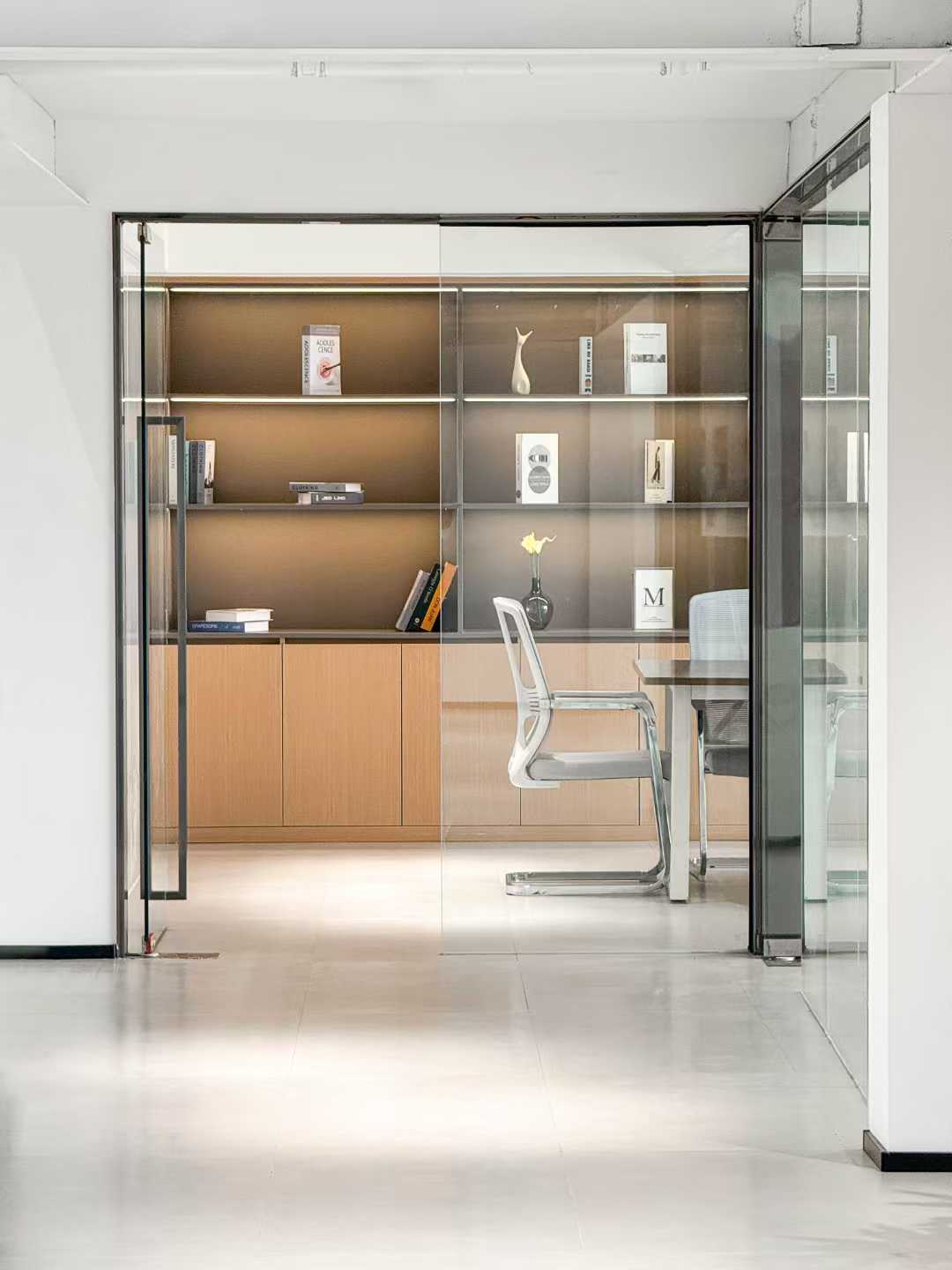 天府三街高品质跃层户型 使用面积520平 8隔间50工位 正对电梯口 带家具 视野巴适 福年广场办公室出租