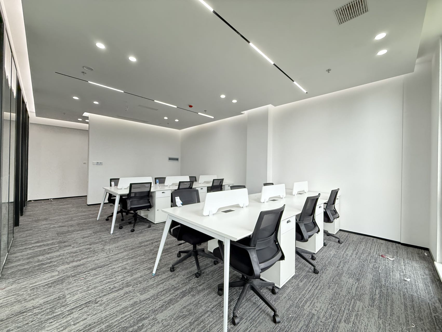 天府五街地铁方便 按套出租 3隔间15工位 24小时空调 园区氛围巴适 环境优美 天府软件园办公室出租