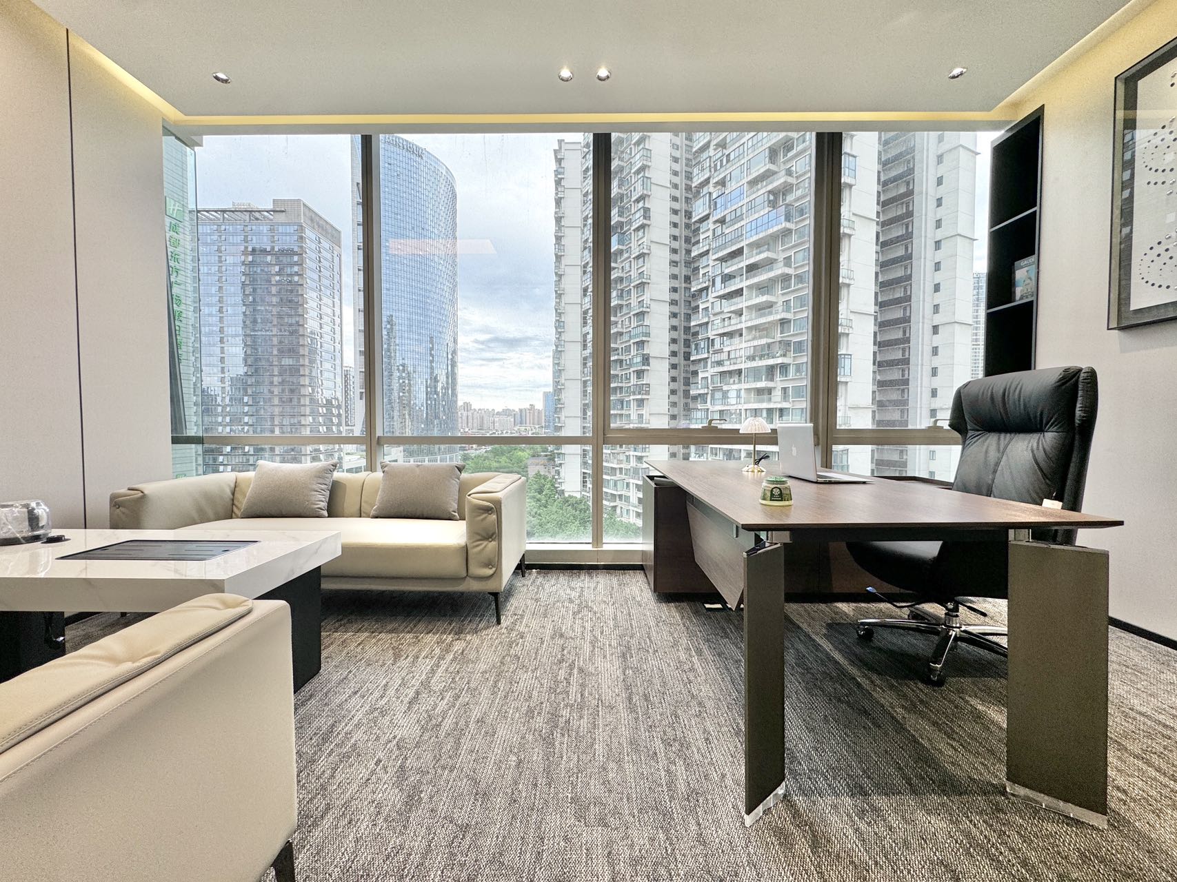 市中心东门大桥地铁口 套租 5隔间24工位 电梯口旁边 装修新颖 采光视野好 时代1/8号办公室出租