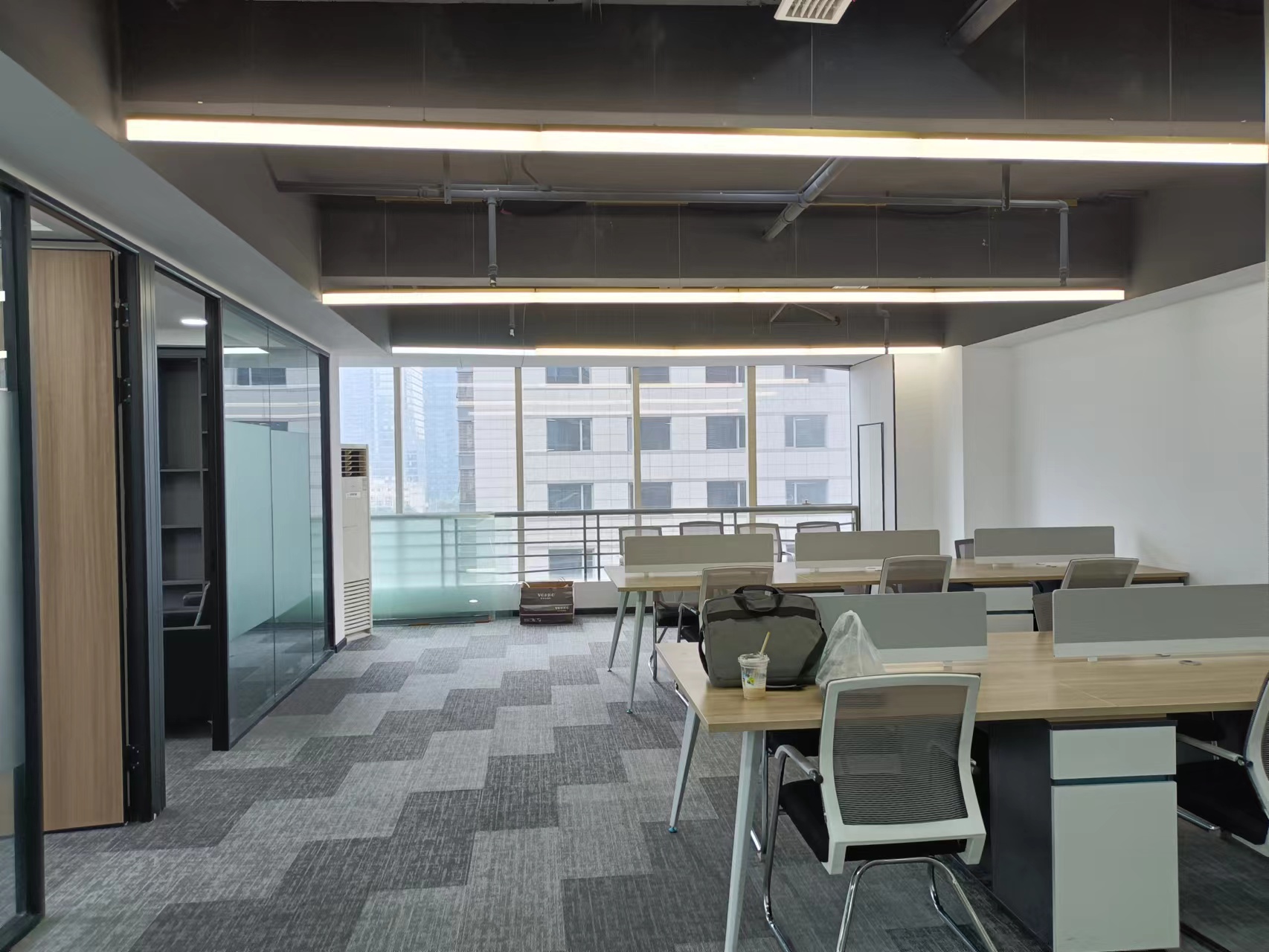 锦江区东门大桥地铁口 双面采光 168平 3隔间24人活着2隔间40工位 无加时费 东方广场办公室出租