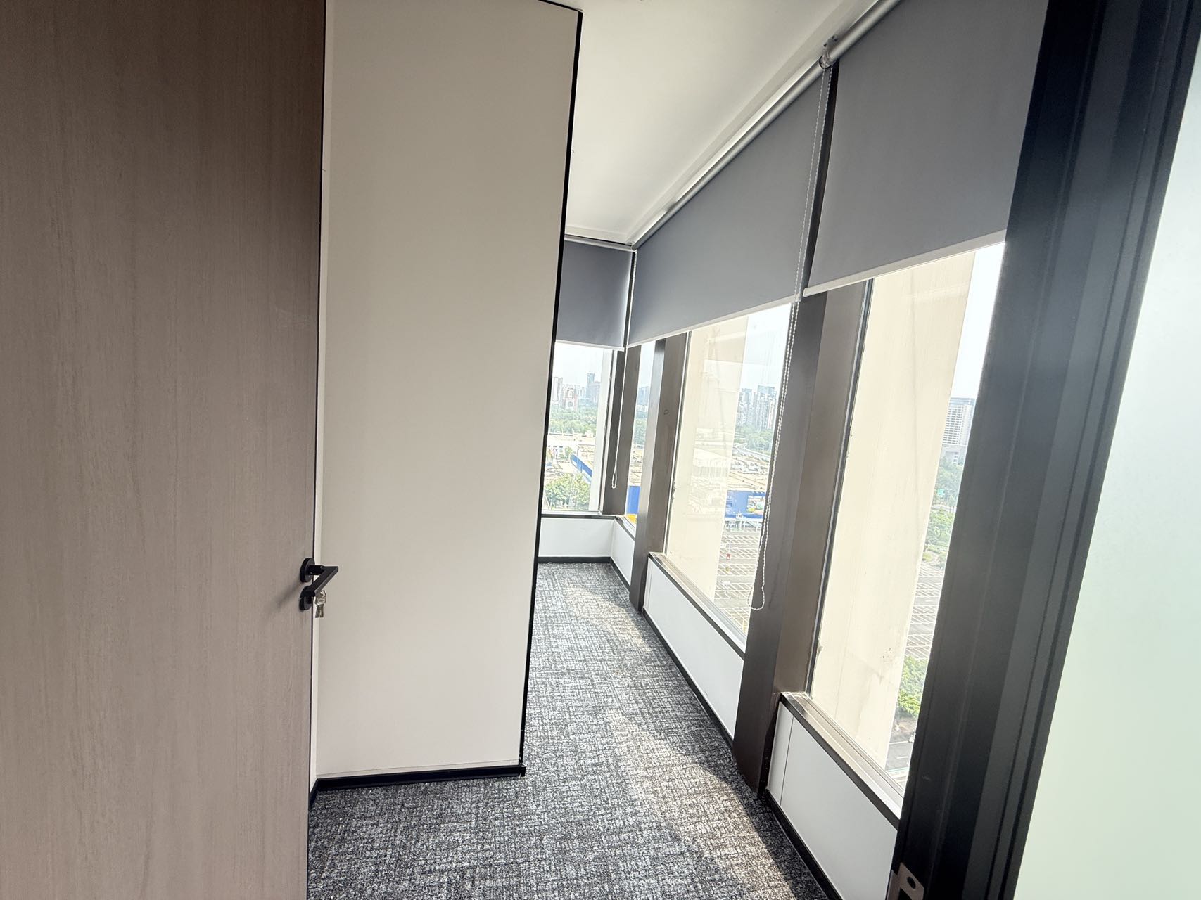 火车南站新一批装修精装房源 双面采光 4隔间23工位 特价出租 东南朝向 安格斯国际办公室出租