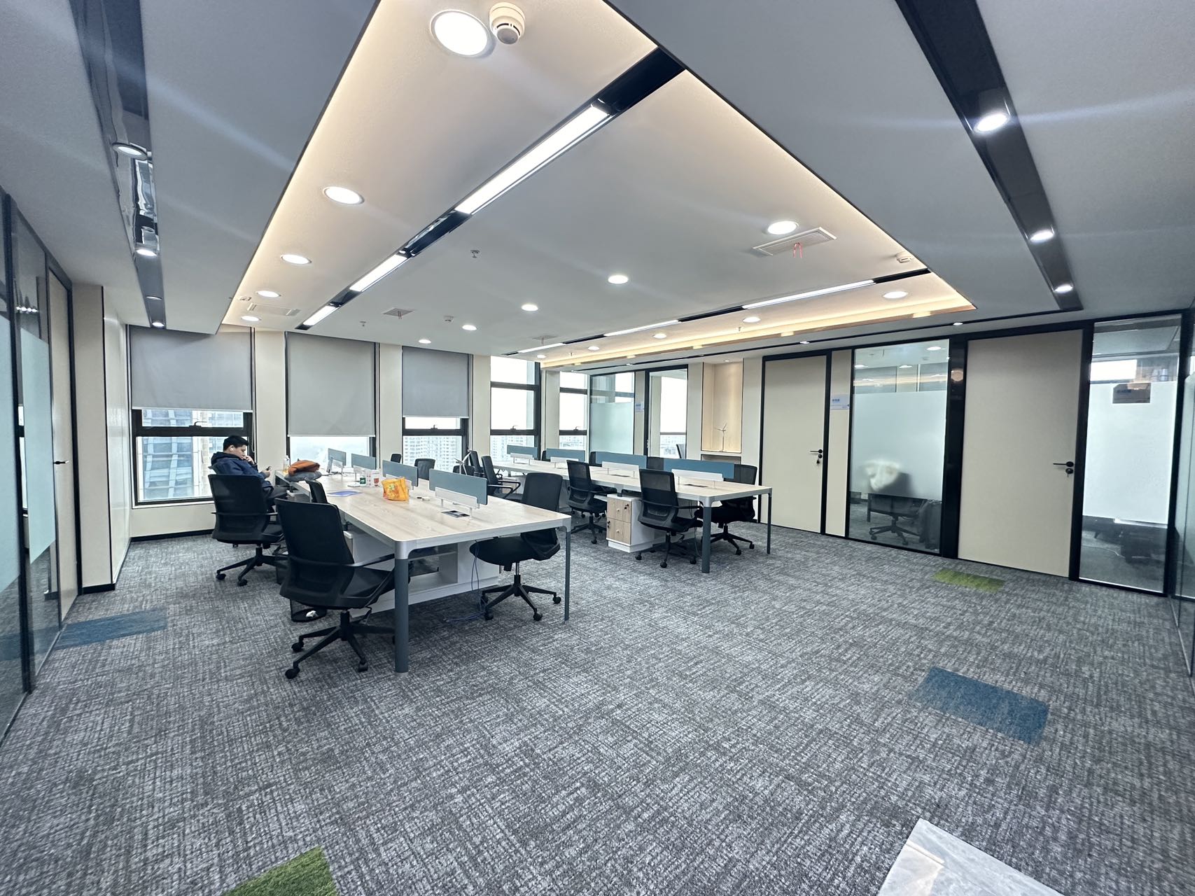 高新孵化园精装24小时空调户型 双面采光 5隔间24工位 带家具 西/南朝向 中航国际交流中心办公室出租
