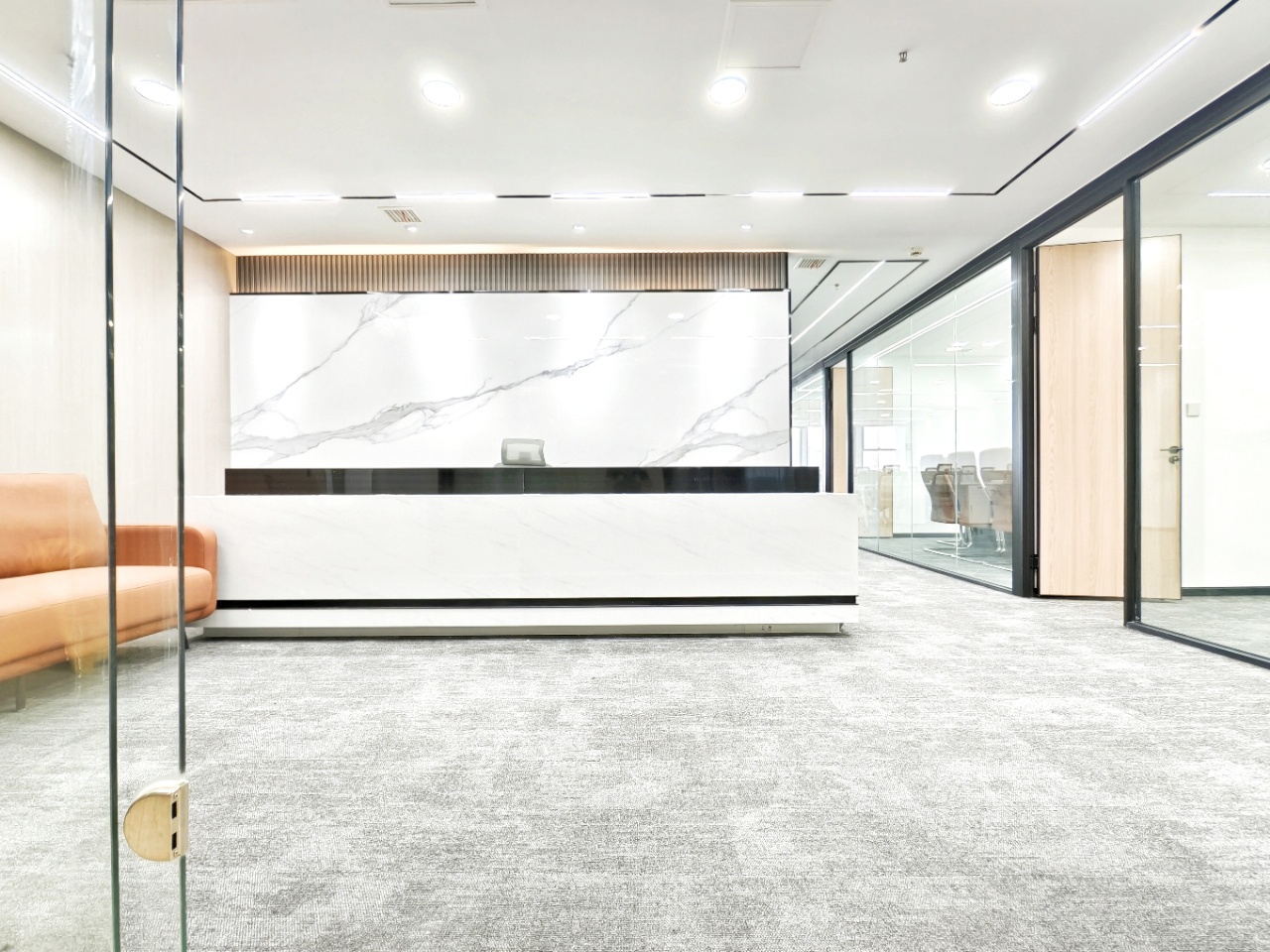 武侯区桐梓林地铁口 超高利用率 290平 6隔间40工位 特价含物业费 精装带家具 新希望大厦办公室出租