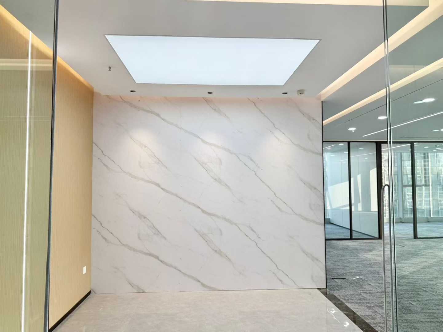 南门9号线芯岛三四百米 306平 4隔间32工位 西南双面采光 精装带家具 视野巴适 嘉润金融科技中心办公室出租