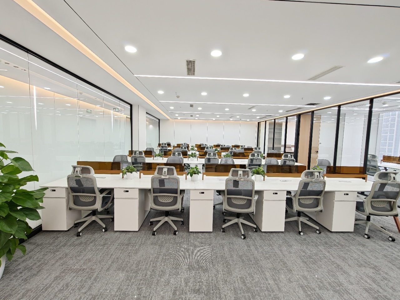 孵化园甲写空调开放时间长 358平 5隔间40工位 价格含家具 户型方正 嘉煜金融科技中心办公室出租