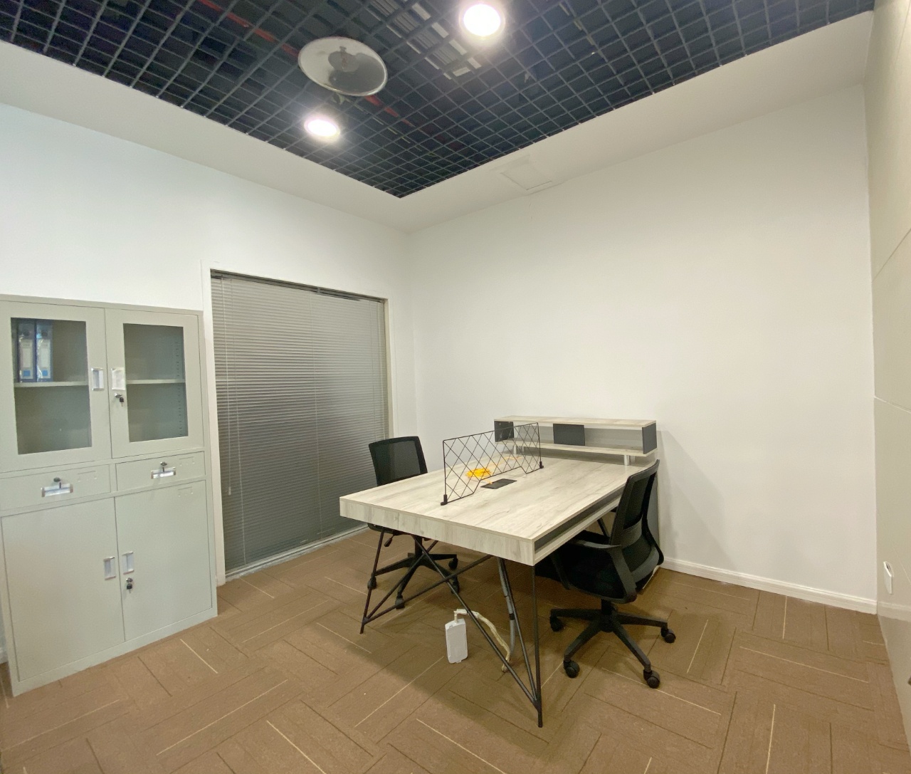 高新地铁三四百米 164平 3隔间15工位 按套含物业 近火车南站 性价比高 中航城市广场办公室出租