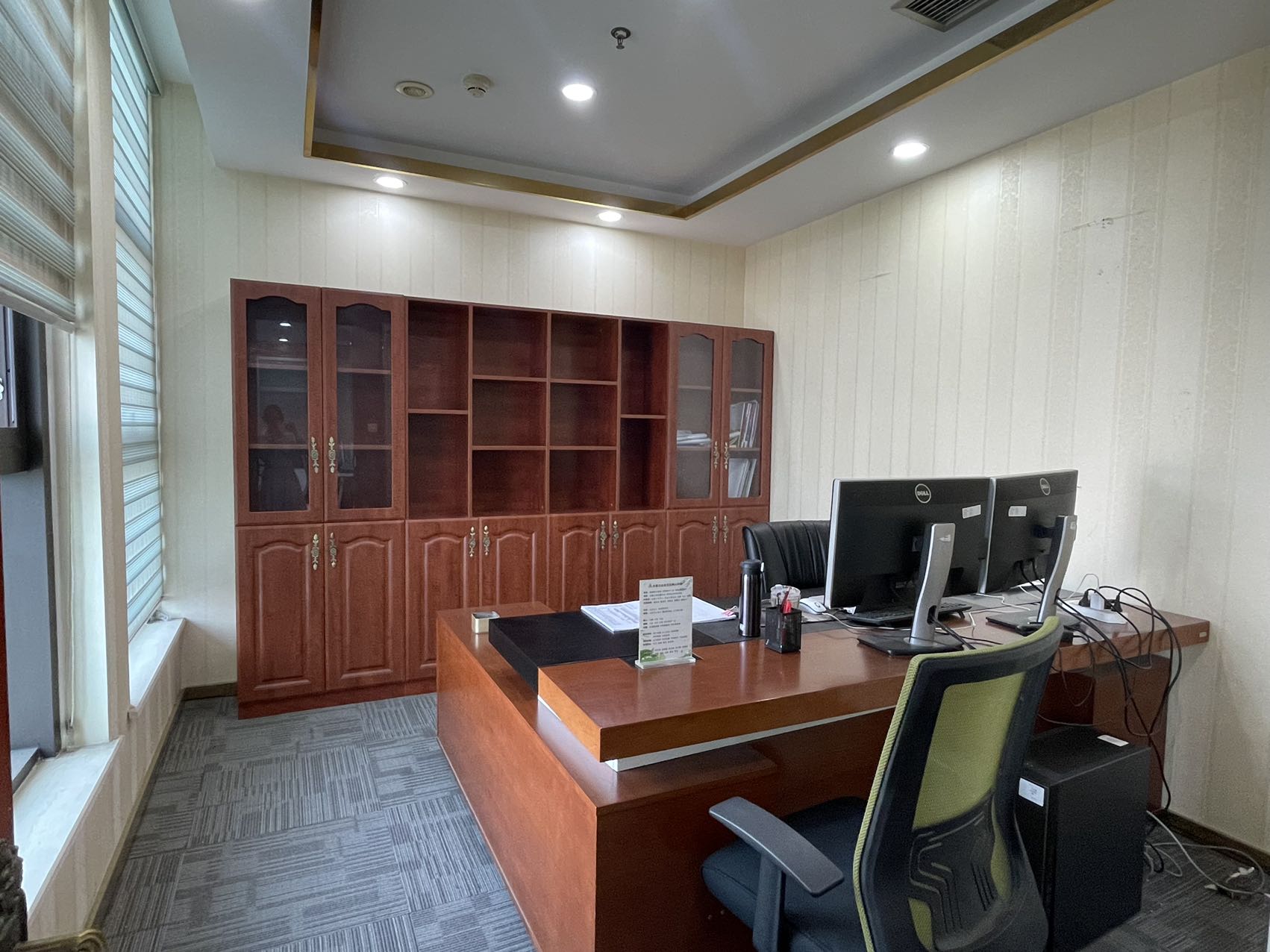 孵化园大气国企风 中式装修 半层出租 24小时空调 1000平方 20个隔间60工位  大气前台 中航国际交流中心办公室出租