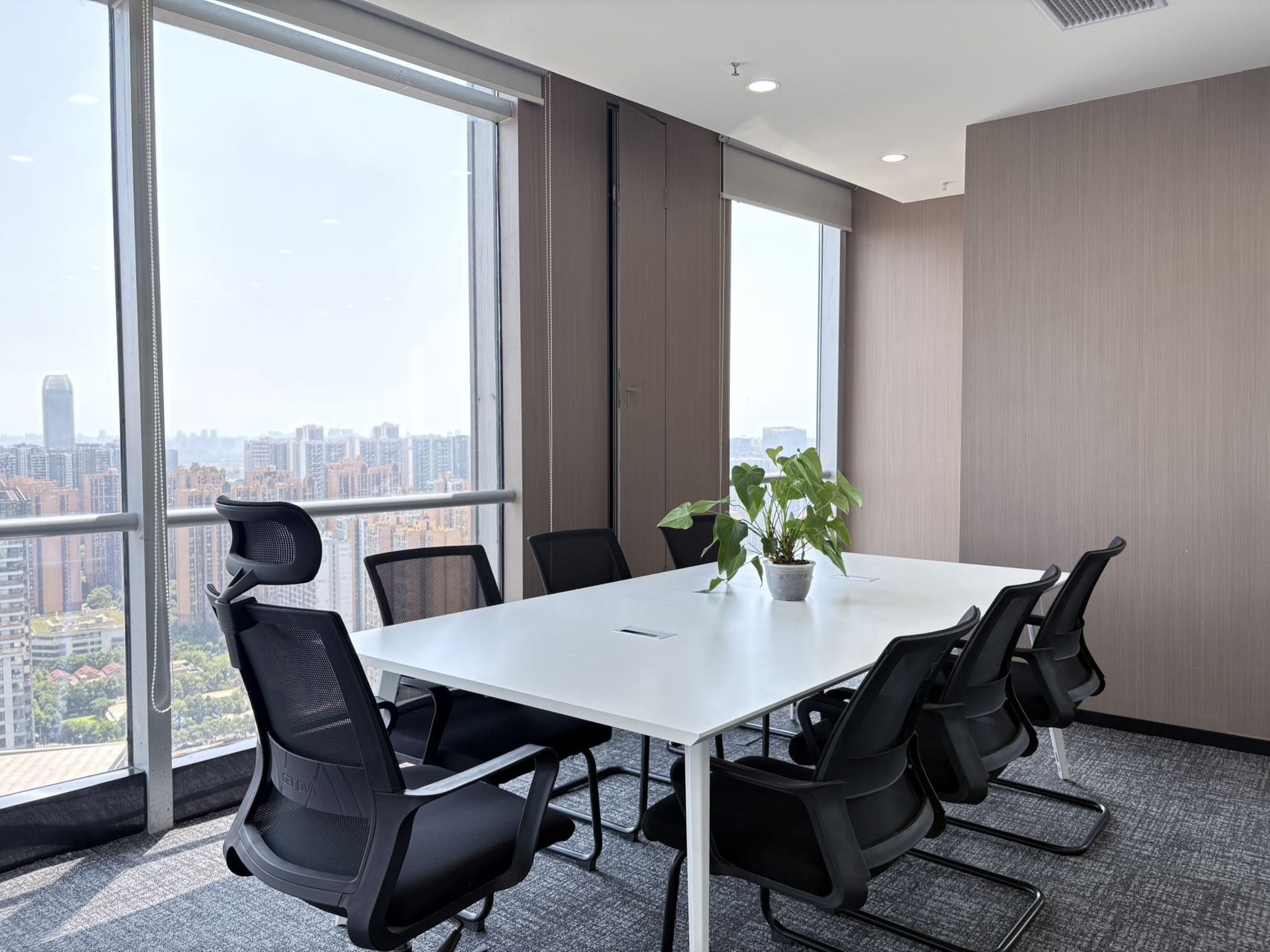 锦江区洪河地铁三四百米 208平 3隔间16工位 双面采光户型 高区视野绝佳 甲级楼盘 绿地锦峰办公室出租