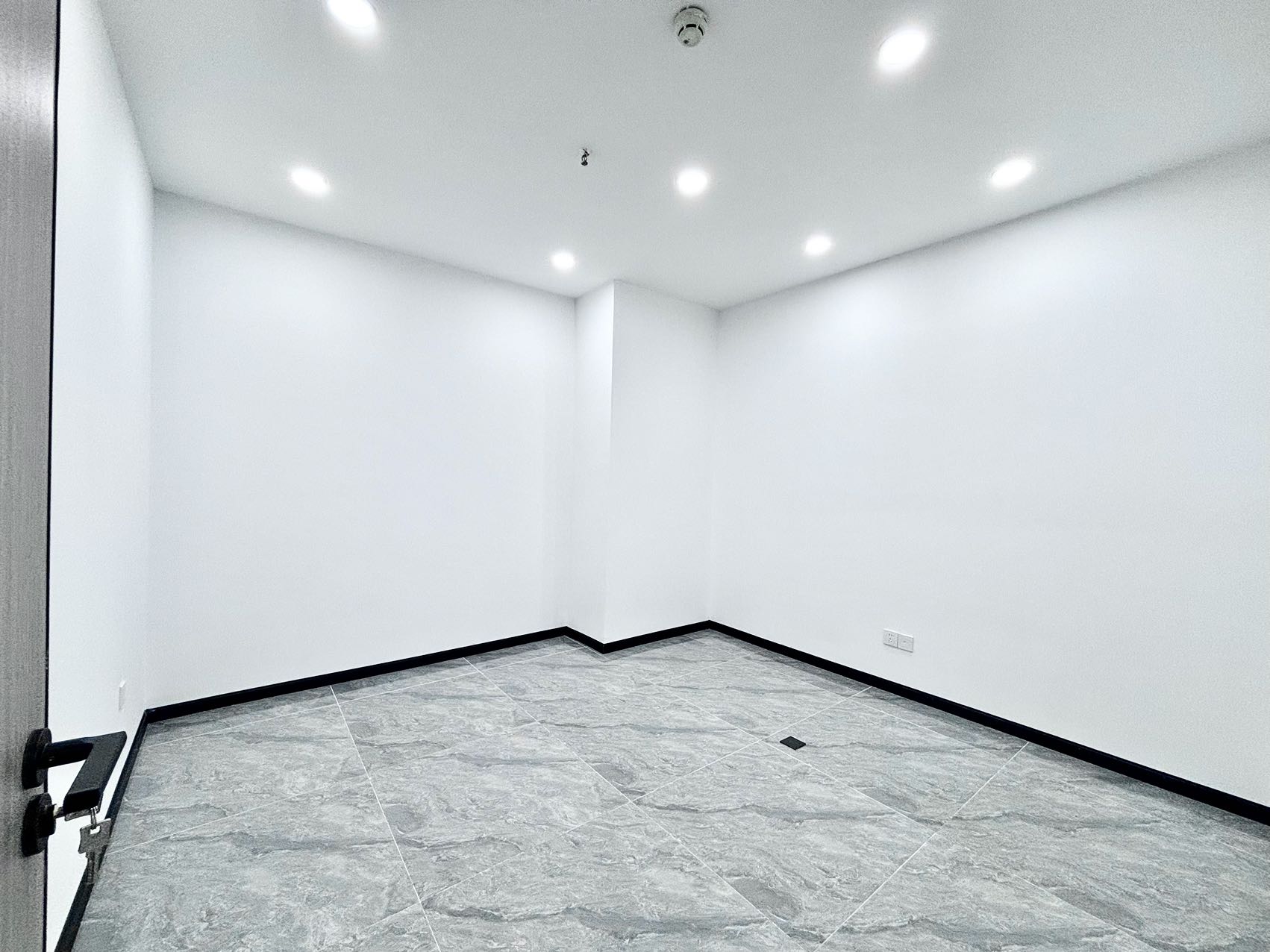 1号线高新地铁四五百米 265平方 4隔间36工位 大落地窗 含物业费 近电梯口 方正 中航城市广场办公室出租