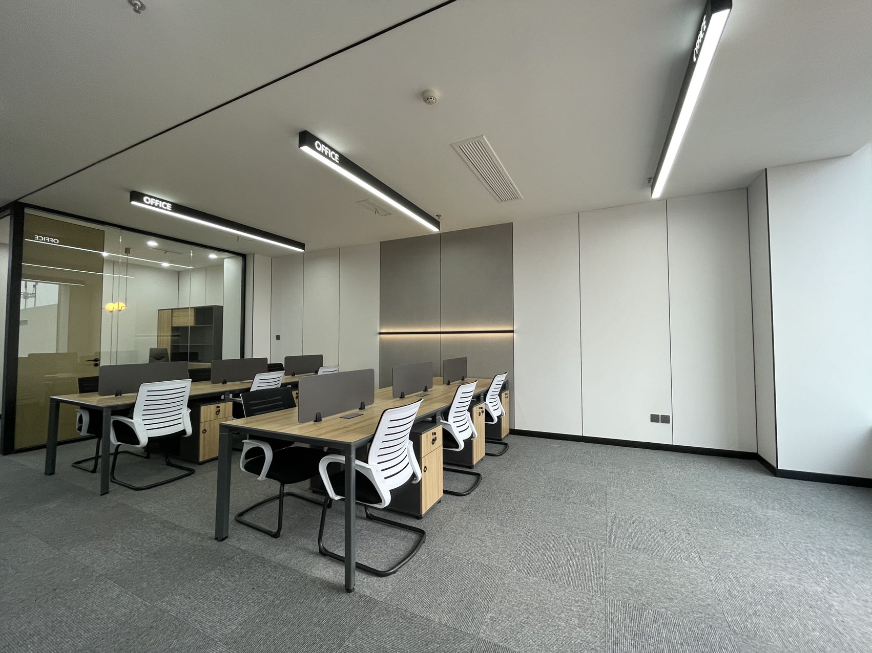 专属大平台 甲级写字楼品质 高档接待厅  超大商务接洽区 5隔间18工位