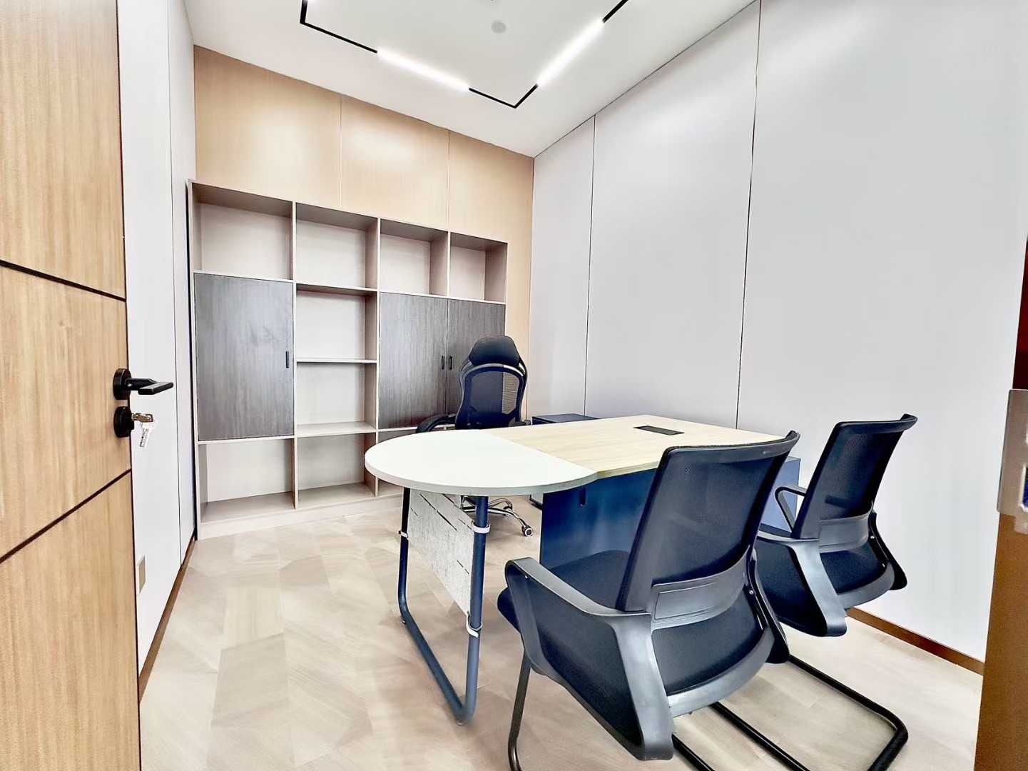 高新地铁双地铁口 产权236平方 6隔间30工位 利用率巨高 大落地窗 采光视野巴适 晶科一号办公室出租