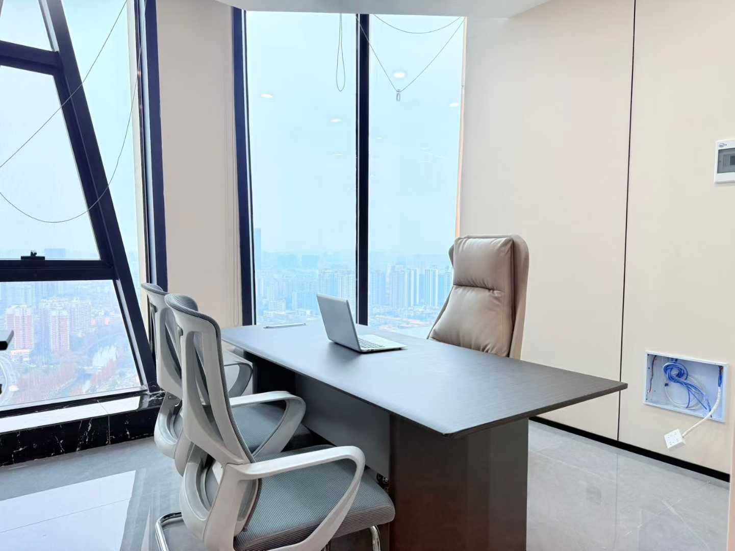 金牛区人民北路地铁口 甲级品质楼盘 206平方 3隔间20工位 精装带家具 看锦江 24小时空调 北成8号办公室出租