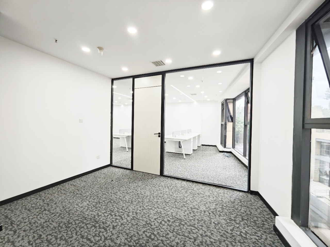 孵化园特价房出租 3隔间24工位 服务面积165平 双面采光 含家具 空调到晚8 德商国际办公室出租