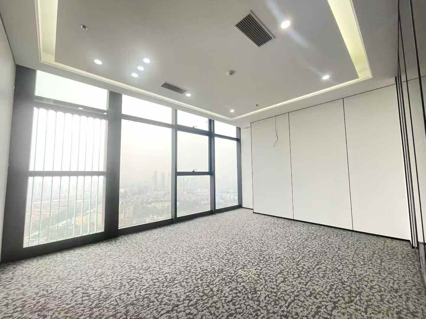 成华区十里店地铁口甲级楼盘 289平 4隔间30工位 高区视野无遮挡 大隔间 龙腾广场办公室出租