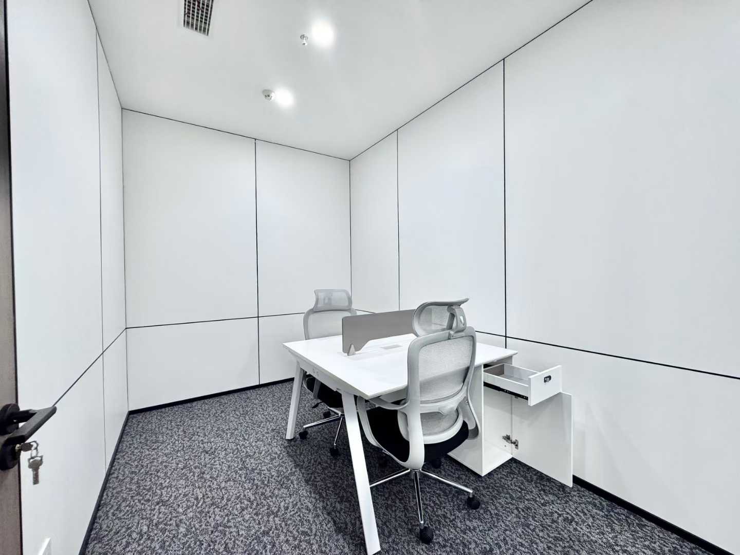 红牌楼商圈新楼盘 247平 3隔间22工位 户型方正 大背景墙 含税带家具 鼎冠中心办公室出租