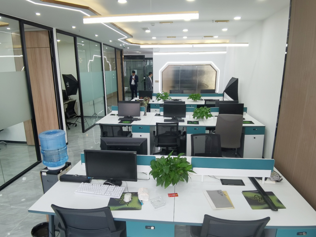 环球中心 亚洲第一单体建筑物 现代精装带家具 4隔间20工位