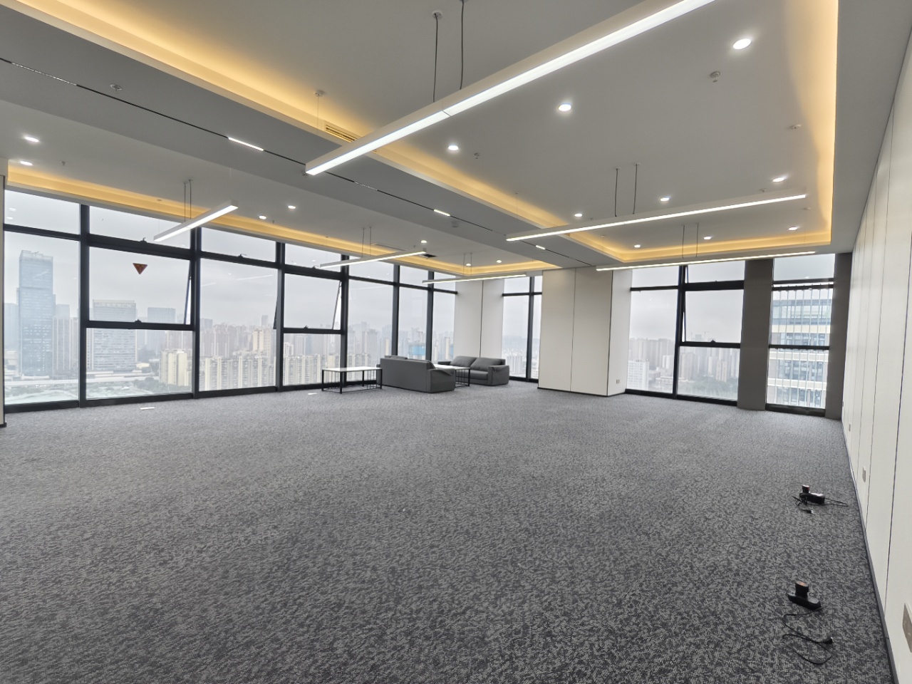 成华区8号线十里店地铁口 大面积出租 438平 7隔间40工位 双面采光 动静分区 正对电梯口 龙腾广场办公室出租