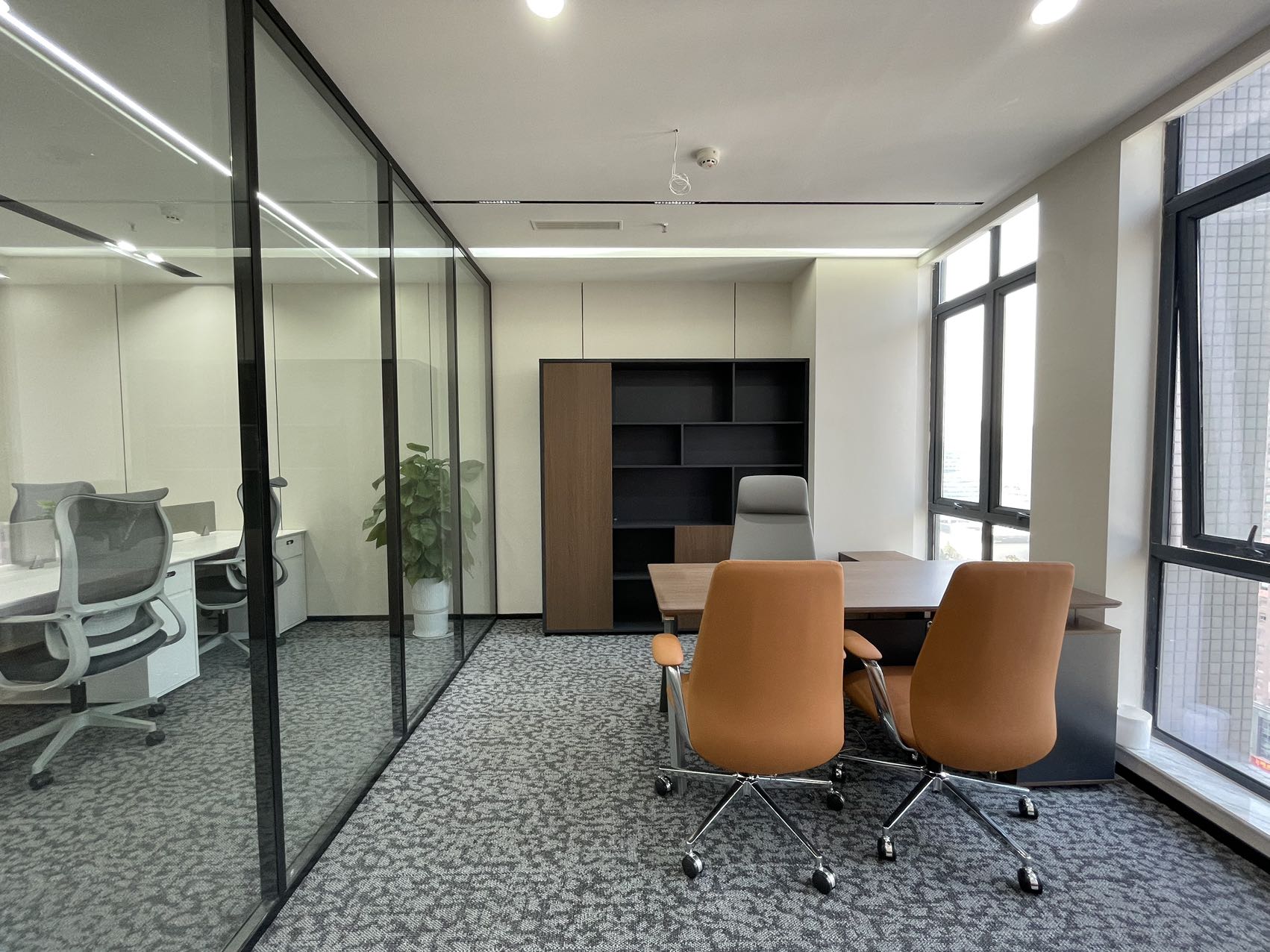 天府四街精选优质创业户型 1隔间12工位/2隔间6工位 报价含物业费 拎包入住 航兴国际办公室出租