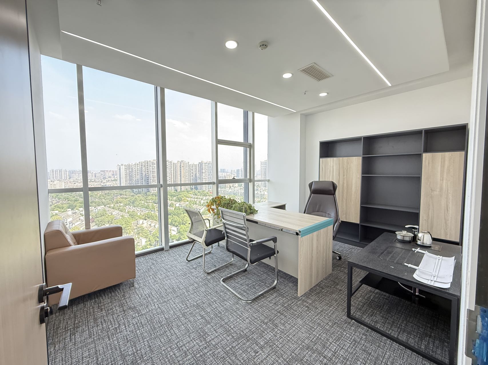 5号线骑龙地铁 套租含物业费 4隔间18工位 双面采光 视野巴适 稀缺房源 欢迎咨询 美行中心办公室出租