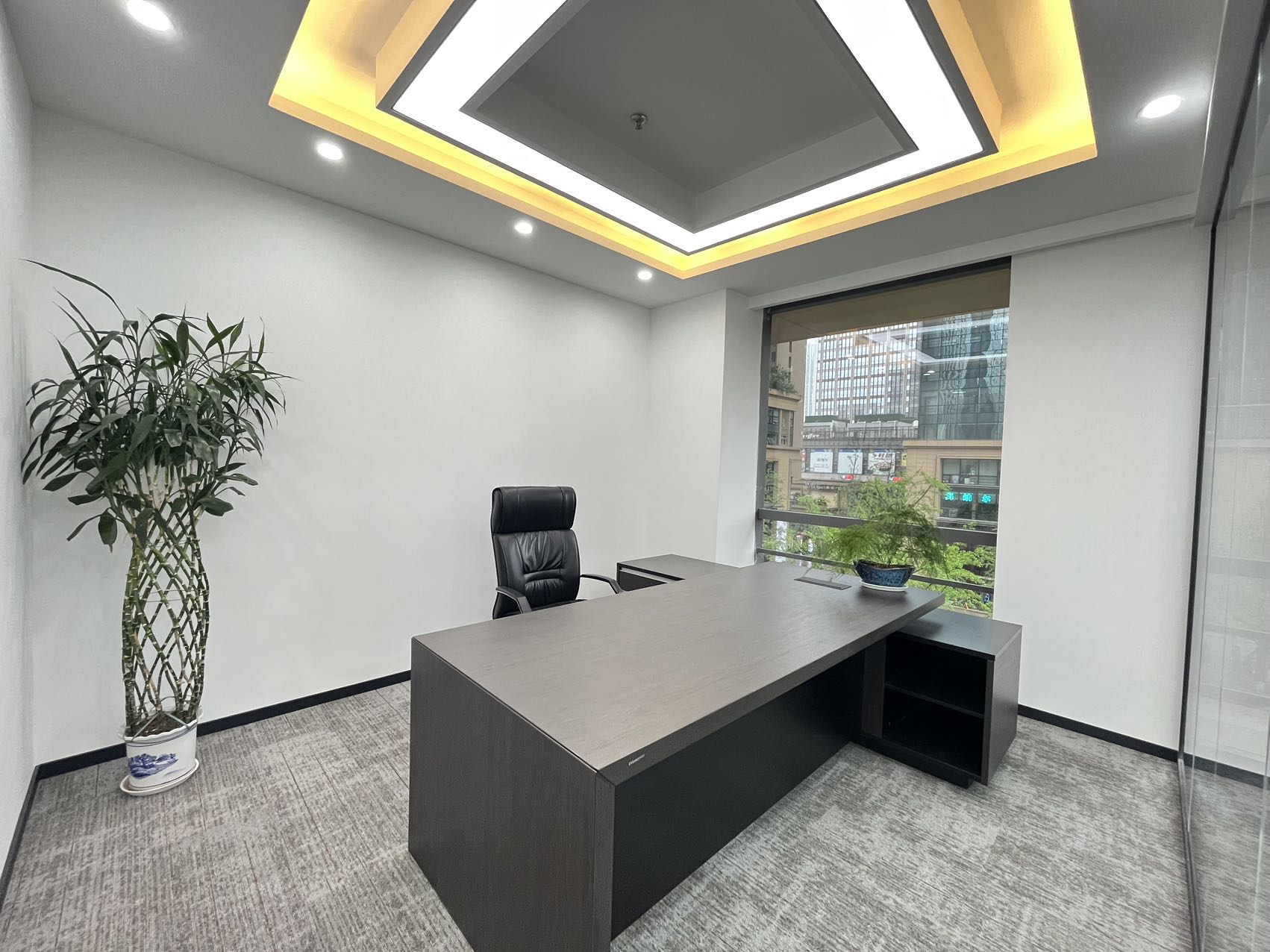 天府一街双面采光 前台星空顶时尚引领 按套出租 双面采光 5隔间40工位 近地铁 含家具 蜀都中心办公室出租