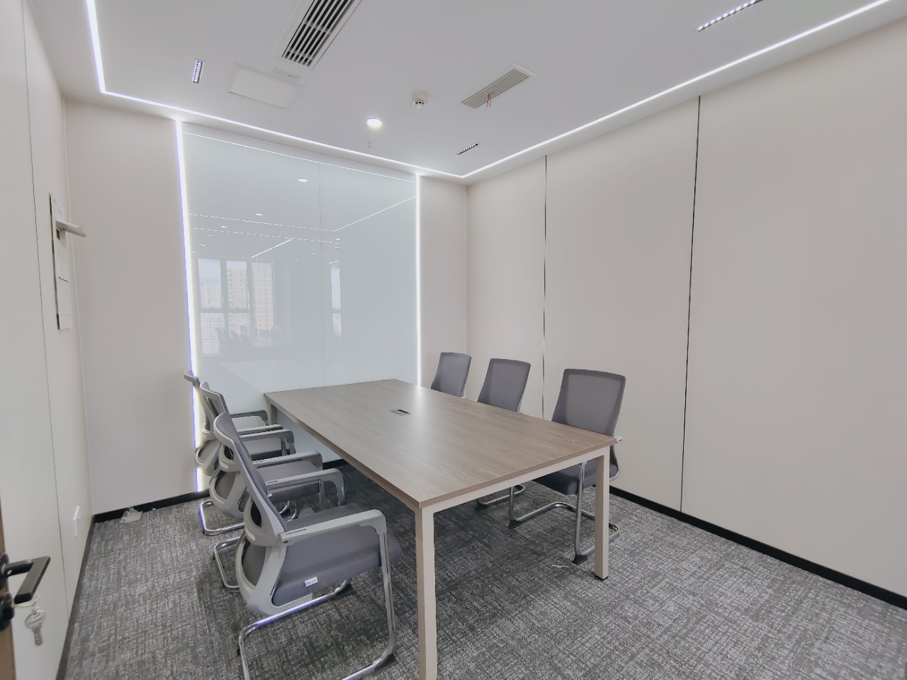 骡马市双线交汇 精装双面采光户型 方正 按套出租 3隔间23工位 近地铁 泰业城中城办公室出租