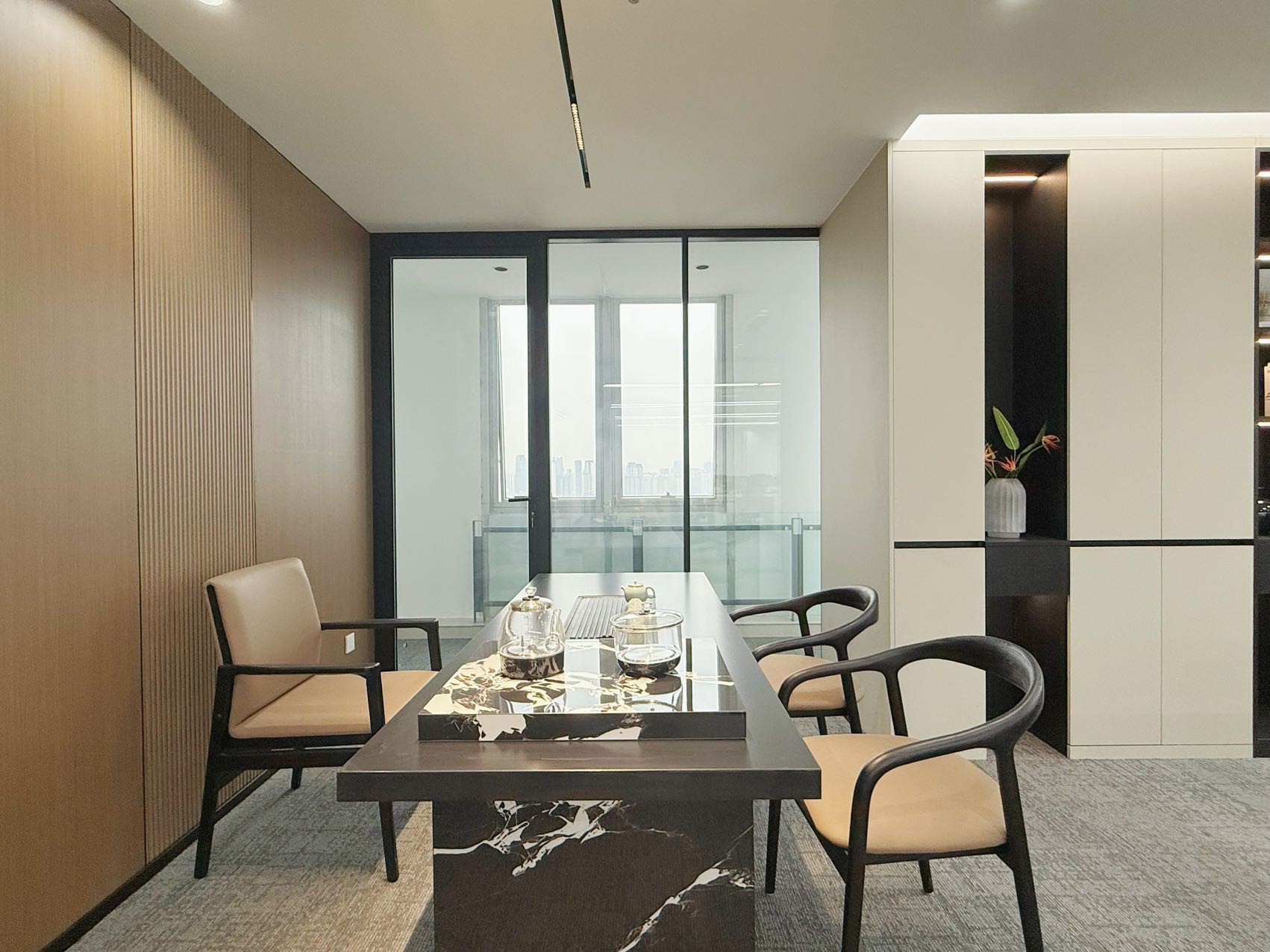 牛市口地铁几百米  按套出租 4隔间30工位 正对电梯口 带阳台 双面采光 摩根中心办公室出租