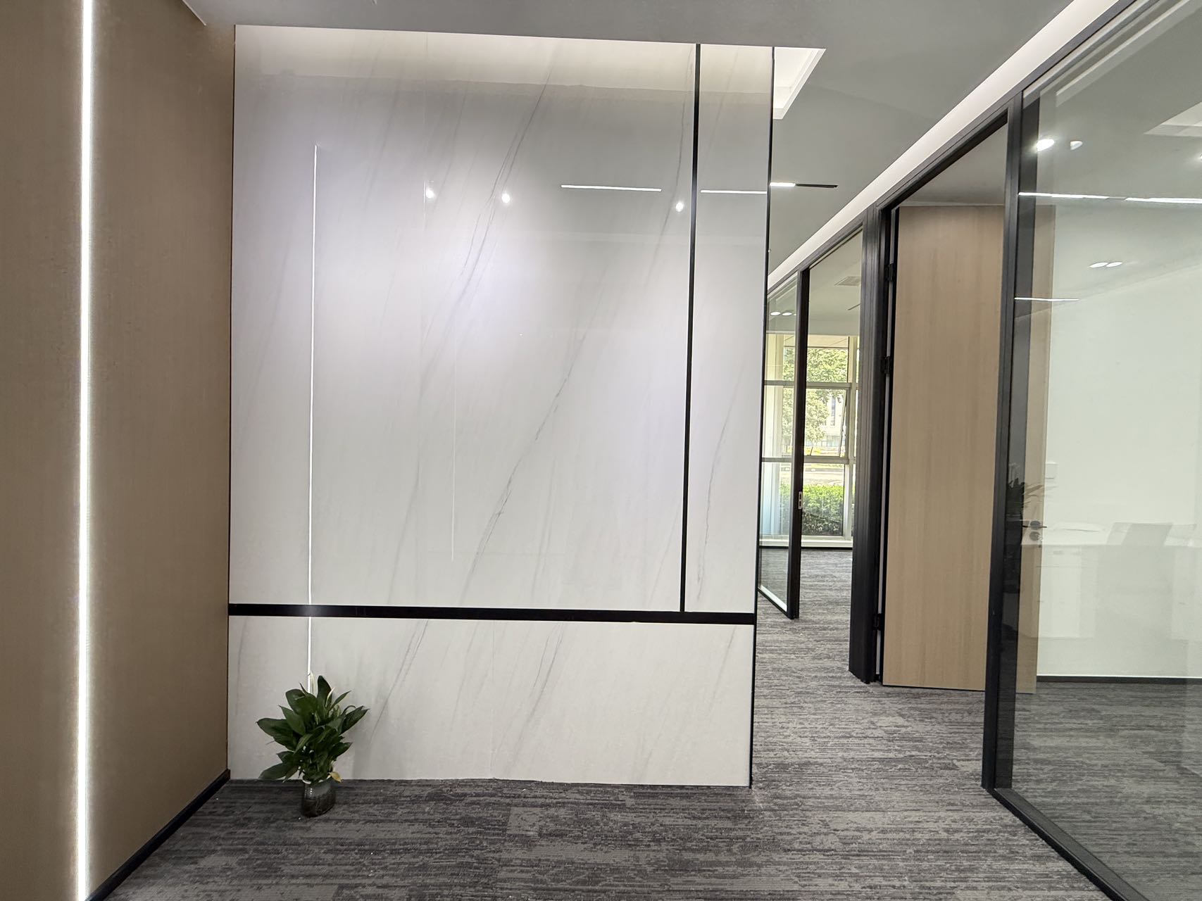 高新区软件园精选创业/办事处优质小户型 1楼不需要等电梯 园区环境巴适 2隔间6工位 先到先得 软件园办公室出租